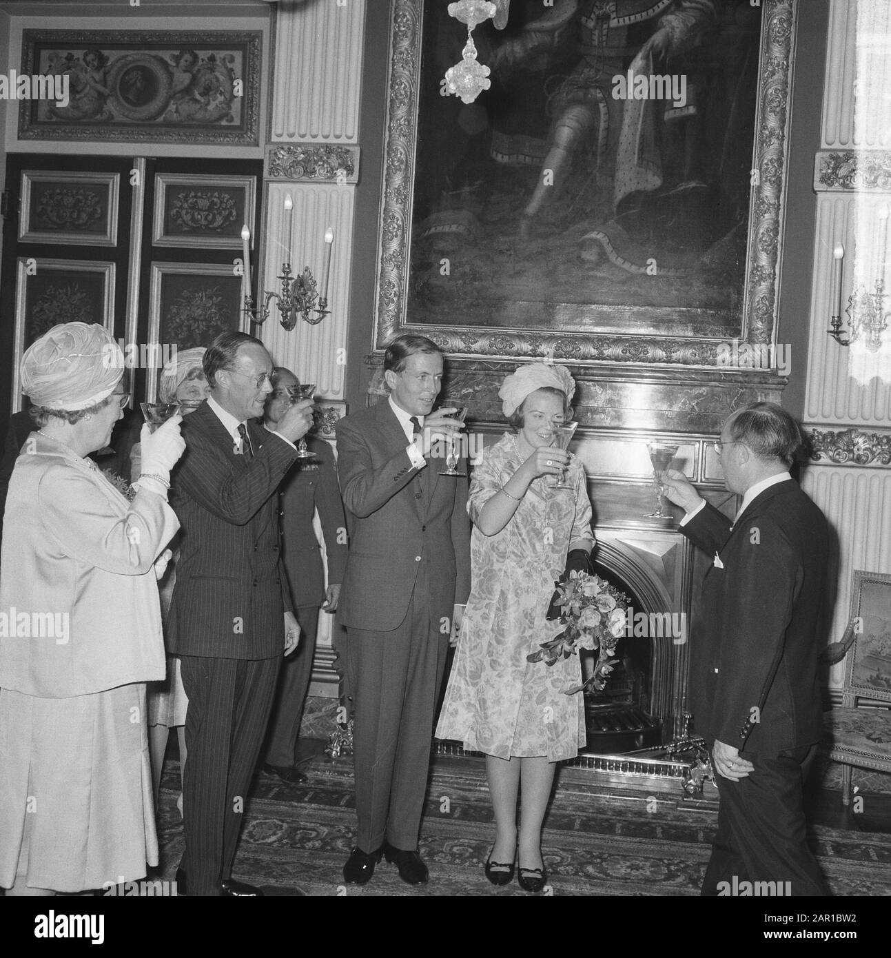Engagement Prinzessin Beatrix und Claus von Amsberg Von links Königin Juliana, Prinz Bernhard, Claus von Amsberg, Prinzessin Beatrix, während Ministerpräsident Cals den heiligen Drink freigibt Datum: 29. Juni 1965 Schlüsselwörter: Queens, Engagements persönlicher Name: AMSBERG, Claus von, Beatrix, Prinzessin, Bernhard (Prinz Niederlande), Juliana (Königin Niederlande) Stockfoto