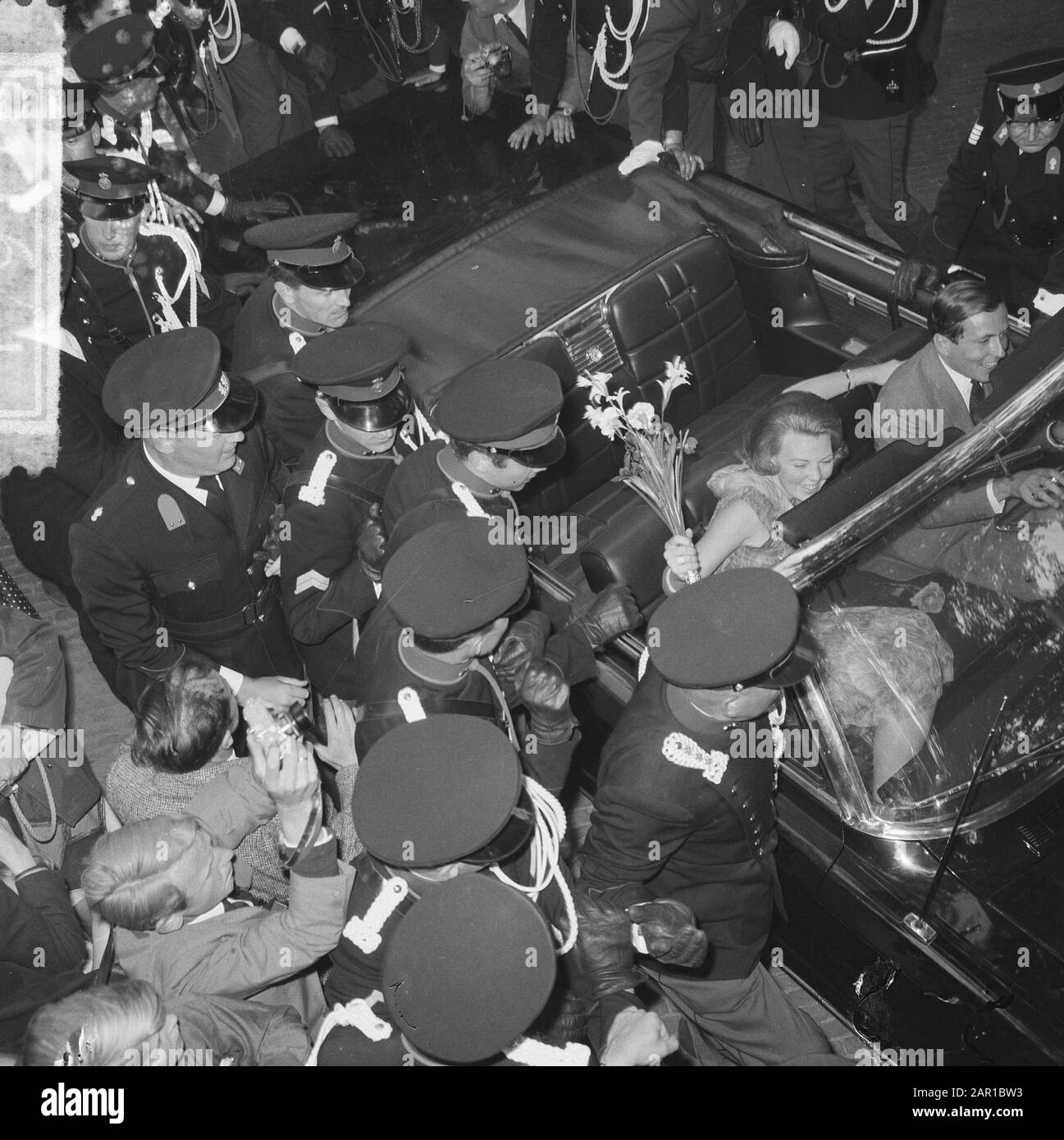 Engagement Prinzessin Beatrix, das betrohrte Paar während der Tour Datum: 28. Juni 1965 Schlagwörter: Driving Tours, Engagement persönlicher Name: Beatrix, Prinzessin Stockfoto