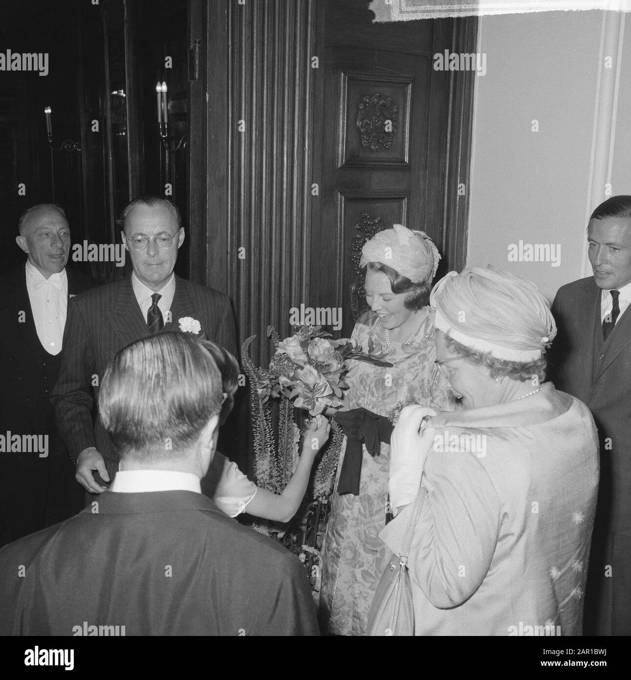 Engagement Prinzessin Beatrix am Binnenhof, Tochter des Ministers Cals bietet Blumen Datum: 29. Juni 1965 Schlüsselwörter: Blumen, Engagement, Töchter persönlicher Name: Beatrix, Prinzessin, Cals, Jo Stockfoto