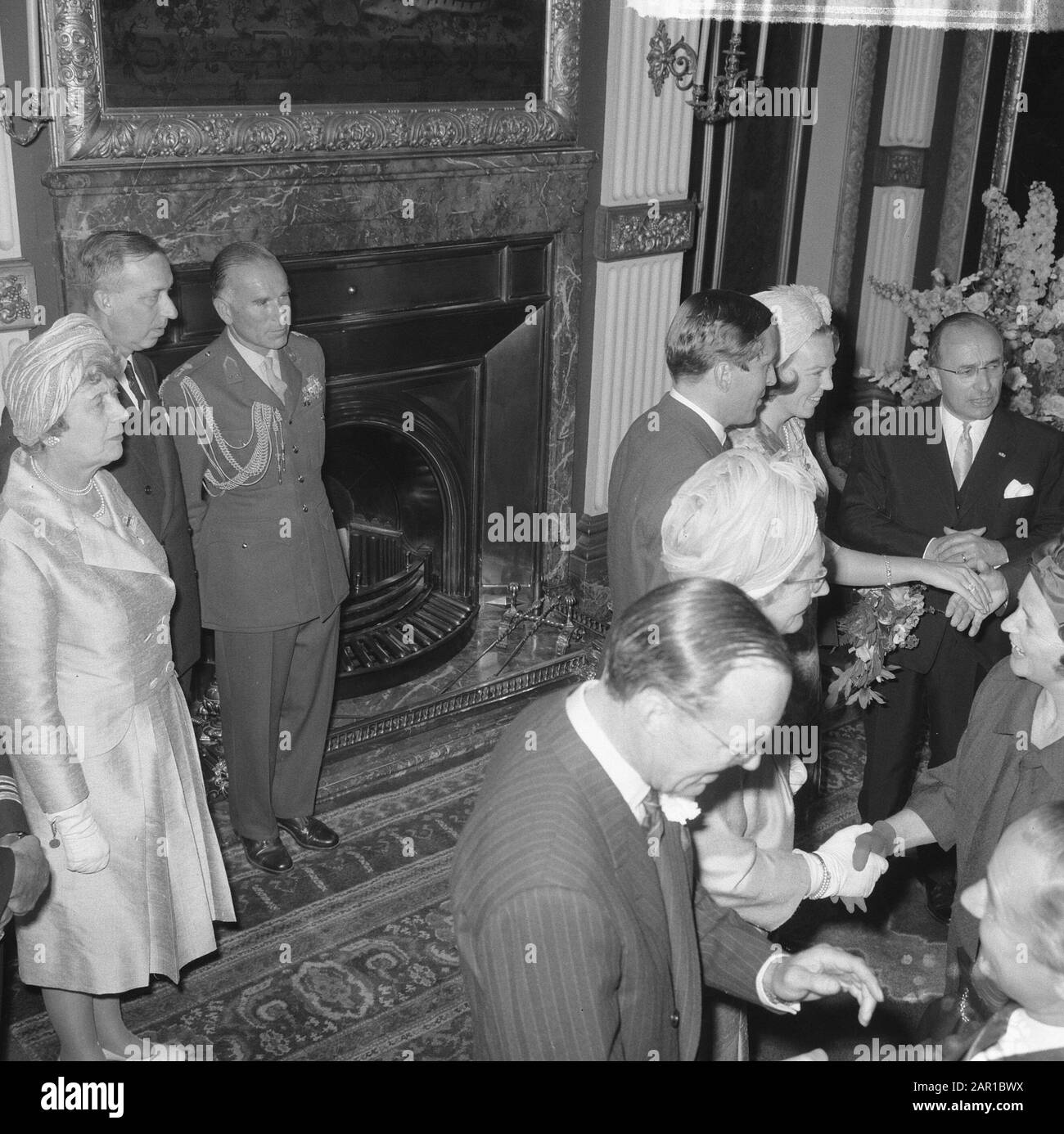 Engagement Prinzessin Beatrix und Claus von Amsberg Prinz Bernhard, Königin Juliana, Claus von Amsberg und Prinzessin Beatrix Datum: 29. Juni 1965 Schlüsselwörter: Herzlichen Glückwunsch, Engagements persönlicher Name: AMSBERG, Claus von, Beatrix, Prinzessin, Bernhard (Prinz Niederlande), Juliana (Königin Niederlande) Stockfoto