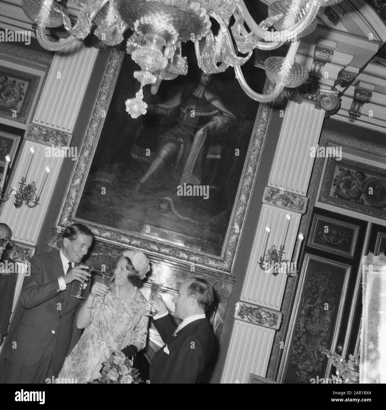 Engagement Prinzessin Beatrix, Verlobte Paar handhabt Glas mit Minister präsident Cals Datum: 29. Juni 1965 Schlüsselwörter: Engagement, Verlobte persönlicher Name: Beatrix, Prinzessin, Cals, Jo Stockfoto