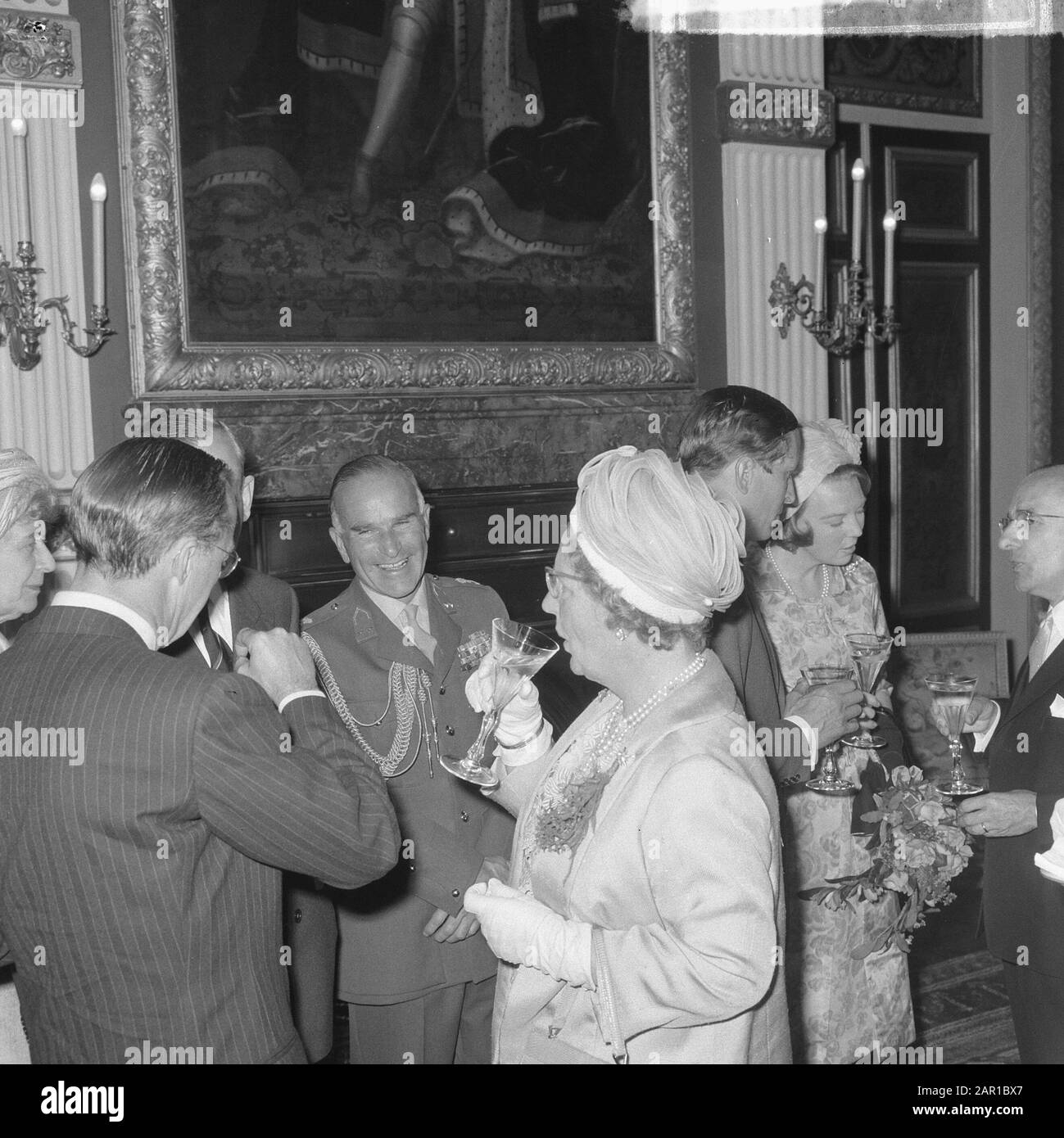 Engagement Prinzessin Beatrix, Verlobte Paar in Treveszaal Datum: 29. Juni 1965 Schlüsselwörter: Engagement, Verlobte persönlicher Name: Beatrix, Prinzessin Institutionenname: Trêveszaal Stockfoto