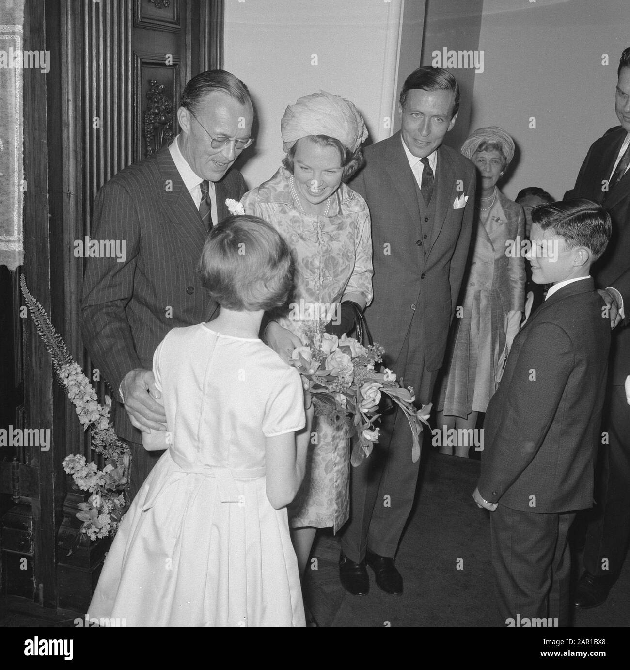 Engagement Prinzessin Beatrix am Binnenhof, Tochter des Ministers Cals bietet Blumen Datum: 29. Juni 1965 Schlüsselwörter: Blumen, Engagement, Töchter persönlicher Name: Beatrix, Prinzessin, Cals, Jo Stockfoto