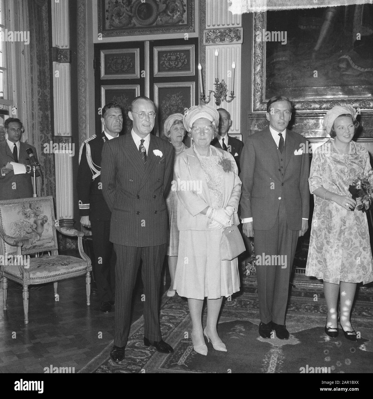 Engagement Prinzessin Beatrix und Claus von Amsberg Prinz Bernhard, Königin Juliana, Claus von Amsberg und Prinzessin Beatrix Datum: 29. Juni 1965 Schlüsselwörter: Queens, Engagements persönlicher Name: AMSBERG, Claus von, Beatrix, Prinzessin, Bernhard (Prinz Niederlande), Juliana (Königin Niederlande) Stockfoto