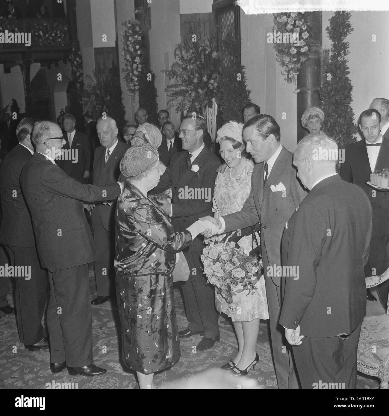 Engagement Prinzessin Beatrix auf dem Binnenhof, betrottete PA erhält Glückwunsch Datum: 29. Juni 1965 Schlüsselwörter: CONGRATUTIONS, Belege, Engagement persönlicher Name: Beatrix, Prinzessin Stockfoto