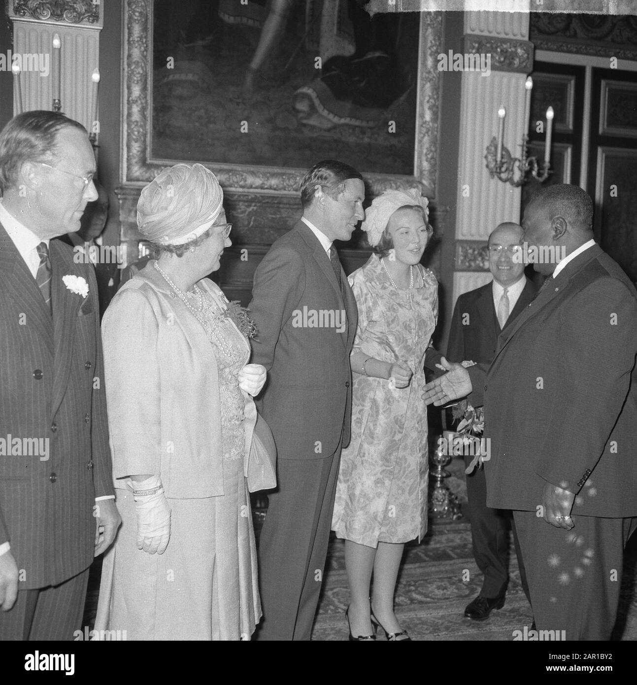 Engagement Prinzessin Beatrix, Premier Pengel gratuliert dem Verlobten Paar Datum: 29. Juni 1965 Schlüsselwörter: Engagement, Verlobte persönlicher Name: Beatrix, Prinzessin, Pengel, Johan Adolf Stockfoto