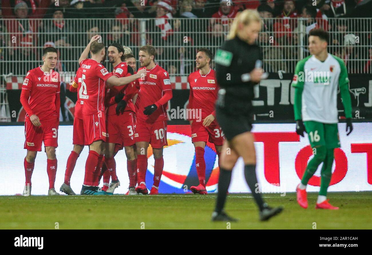 25. Januar 2020, Berlin: Fußball: Bundesliga, 1. FC Union Berlin - FC Augsburg, 19. Spieltag, An der alten Försterei. Berlins Neven Subotic (3. Von links) jubelte nach seinem 1:0-Tor mit den Teamkollegen Keven Schlotterbeck (links), Marvin Friedrich (2. Von links), Sebastian Andersson (2. Von rechts) und Marcus Ingvartsen (rechts). Foto: Andreas Gora / dpa - WICHTIGER HINWEIS: Gemäß den Vorschriften der DFL Deutsche Fußball Liga und des DFB Deutscher Fußball-Bund ist es verboten, im Stadion und/oder aus dem fotografierten Spiel in Form von auszunutzen oder auszunutzen Stockfoto