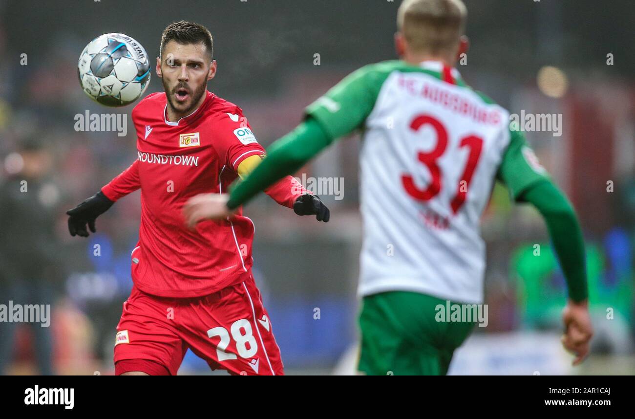 Berlin, Deutschland. Januar 2020. Fußball: Bundesliga, 1. FC Union Berlin - FC Augsburg, 19. Spieltag, An der alten Försterei. Der Berliner Kapitän Christopher Trimmel (l) blickt auf den Ball vor Philipp Max vom FC Augsburg. Kredit: Andreas Gora / dpa - WICHTIGER HINWEIS: Gemäß den Vorschriften der DFL Deutsche Fußball Liga und des DFB Deutscher Fußball-Bund ist es untersagt, im Stadion und/oder aus dem fotografierten Spiel in Form von Sequenzbildern und/oder videoartigen Fotoserien auszunutzen oder auszunutzen./dpa/Alamy Live News Credit: Dpa Picture Alliance / Alamy L Stockfoto