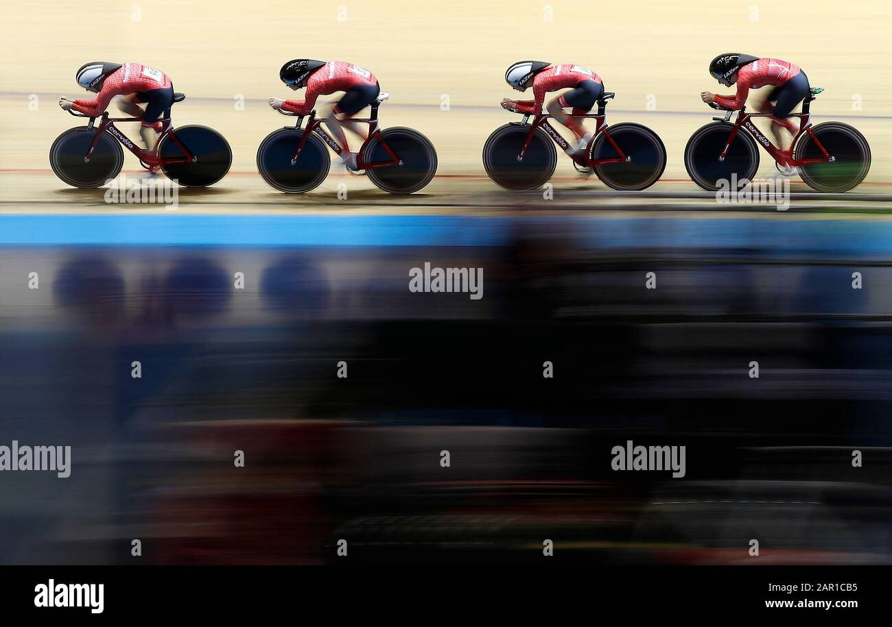 Team Breeze Riders (links-rechts) Josie Knight, Anna Docherty, Anna Shackley und Ella Barnwell auf dem Weg zum Sieg im Finale der Verfolgung der weiblichen Mannschaft während des zweiten Tages der HSBC UK National Track Championats im National Cycling Center, Manchester. Stockfoto