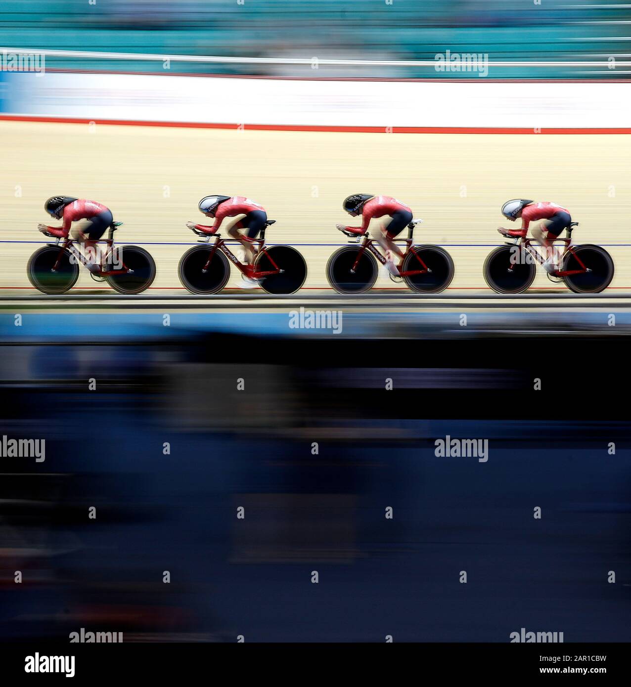 Team Breeze Riders (links-rechts) Ella Barnwell, Josie Knight, Anna Docherty und Anna Shackley auf dem Weg zum Sieg im Finale der Verfolgung der weiblichen Mannschaft während des zweiten Tages der HSBC UK National Track Championats im National Cycling Center, Manchester. Stockfoto