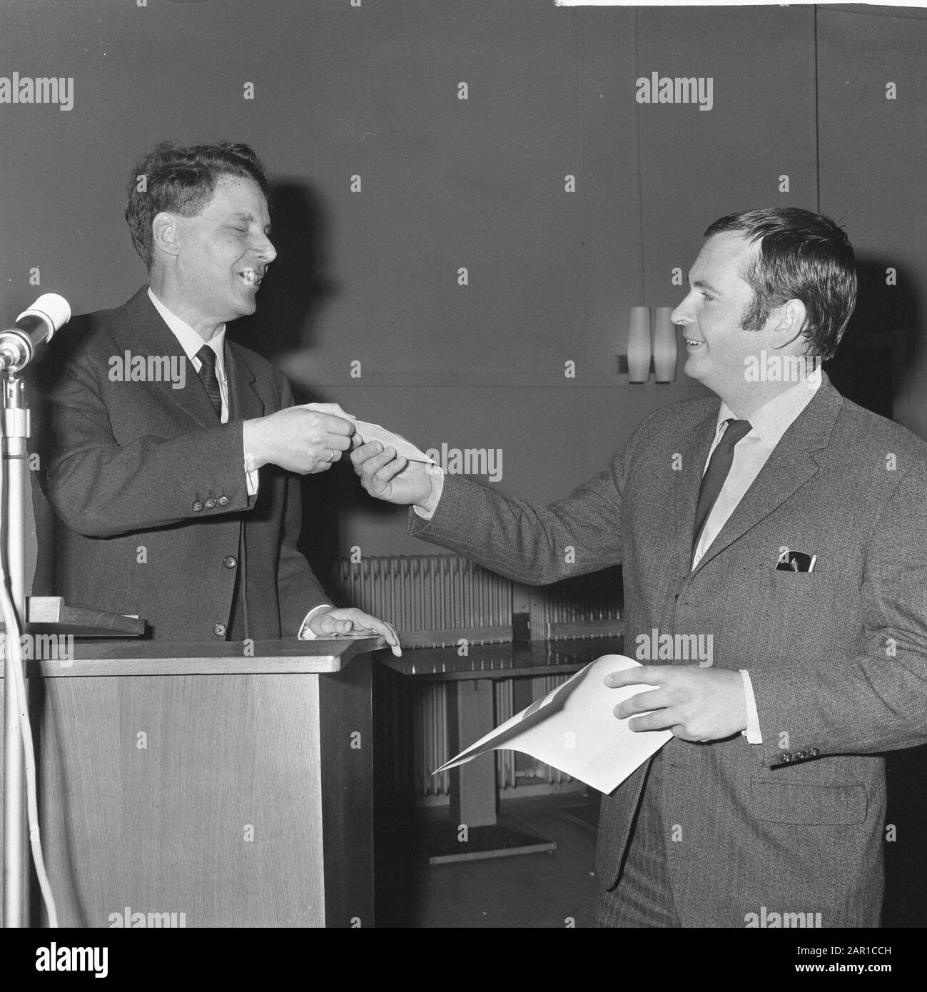 Während des Bundestagswahlkampfes des niederländischen Blindenbond in Tivoli in Utrechter wurde der Filmemacher Joan van der Keuken vom stellvertretenden Vorsitzenden ds mit dem Wietze Adrianus Jacobs Preis ausgezeichnet. Jan de Wit (links) Datum: 8. Juli 1965 Ort: Utrechter (Stadt) Stichwörter: Quittungen, Übergabe, Preise Personenname: Keuken, Johan van der, Wit, Jan de Stockfoto