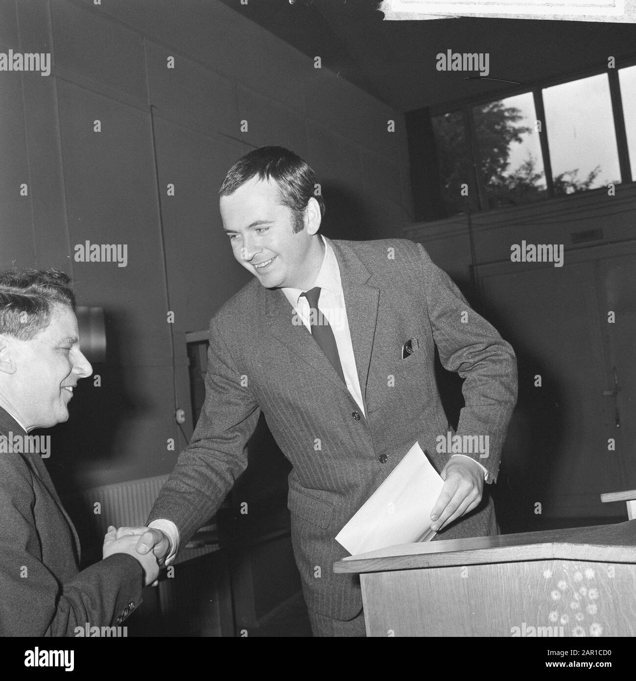 Während des Bundestagswahlkampfes des niederländischen Blindenbond in Tivoli in Utrechter wurde der Filmemacher Joan van der Keuken vom stellvertretenden Vorsitzenden ds mit dem Wietze Adrianus Jacobs Preis ausgezeichnet. Jan de Wit (links) Datum: 8. Juli 1965 Ort: Utrechter (Stadt) Stichwörter: Quittungen, Übergabe, Preise Personenname: Keuken, Johan van der, Wit, Jan de Stockfoto