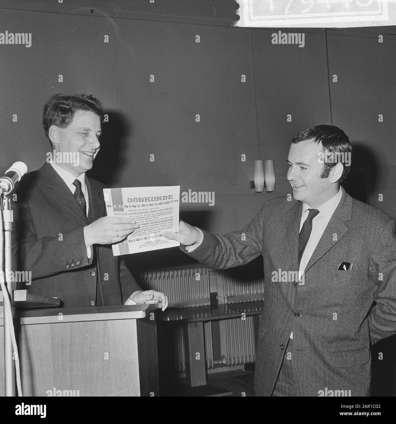 Während des Bundestagswahlkampfes des niederländischen Blindenbond in Tivoli in Utrechter wurde der Filmemacher Joan van der Keuken vom stellvertretenden Vorsitzenden ds mit dem Wietze Adrianus Jacobs Preis ausgezeichnet. Jan de Wit (links) Datum: 8. Juli 1965 Ort: Utrechter (Stadt) Stichwörter: Quittungen, Übergabe, Preise Personenname: Keuken, Johan van der, Wit, Jan de Stockfoto