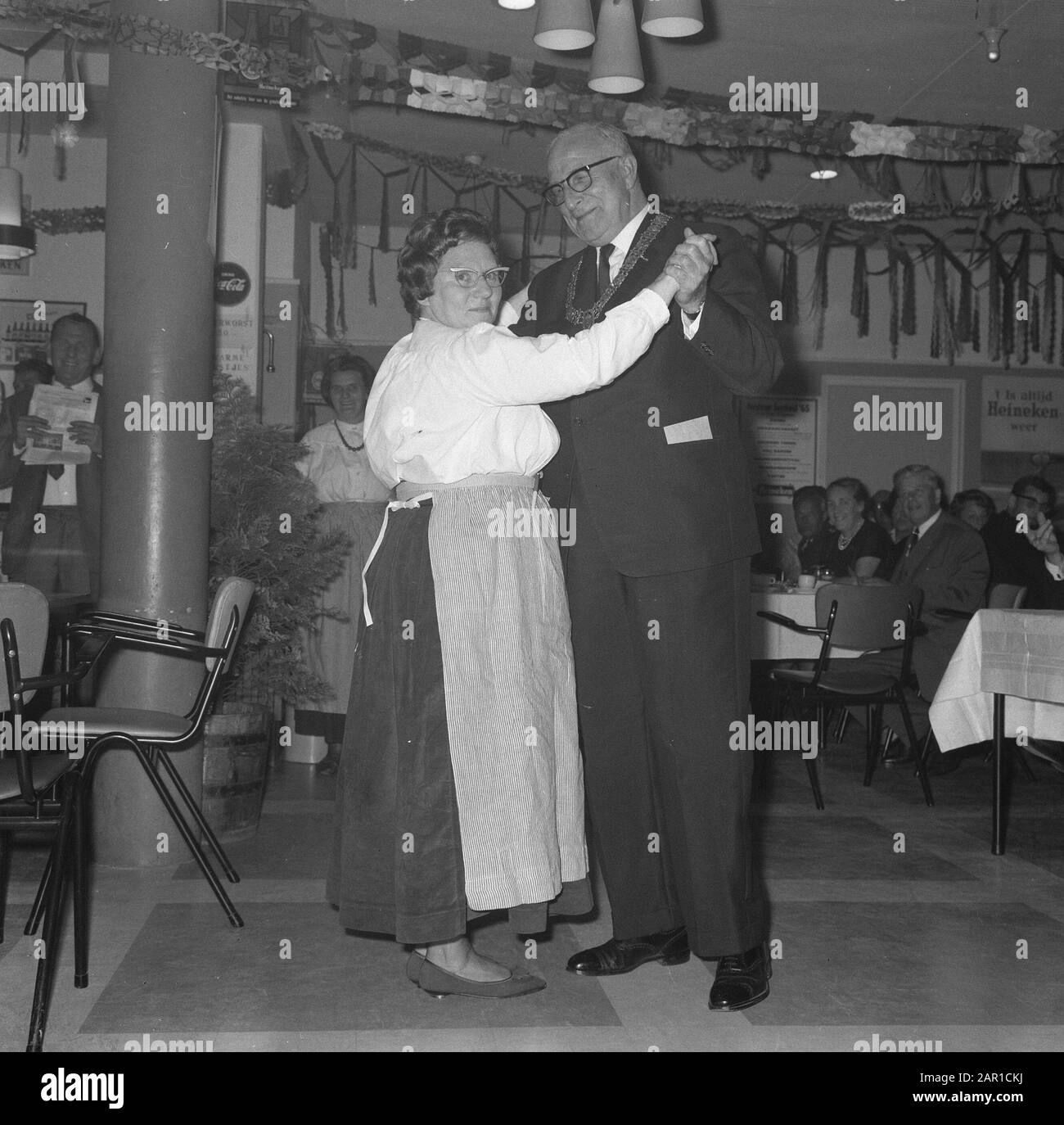 Jordan-Festival eröffnet, Alderman J. Tobacco, Tanzwalzer mit Frau W. Meetelen Datum: 10. september 1965 Ort: Amsterdam, Noord-Holland Schlagwörter: Festivals, Aldermen Personname: Count W., Tobacco, J. Stockfoto