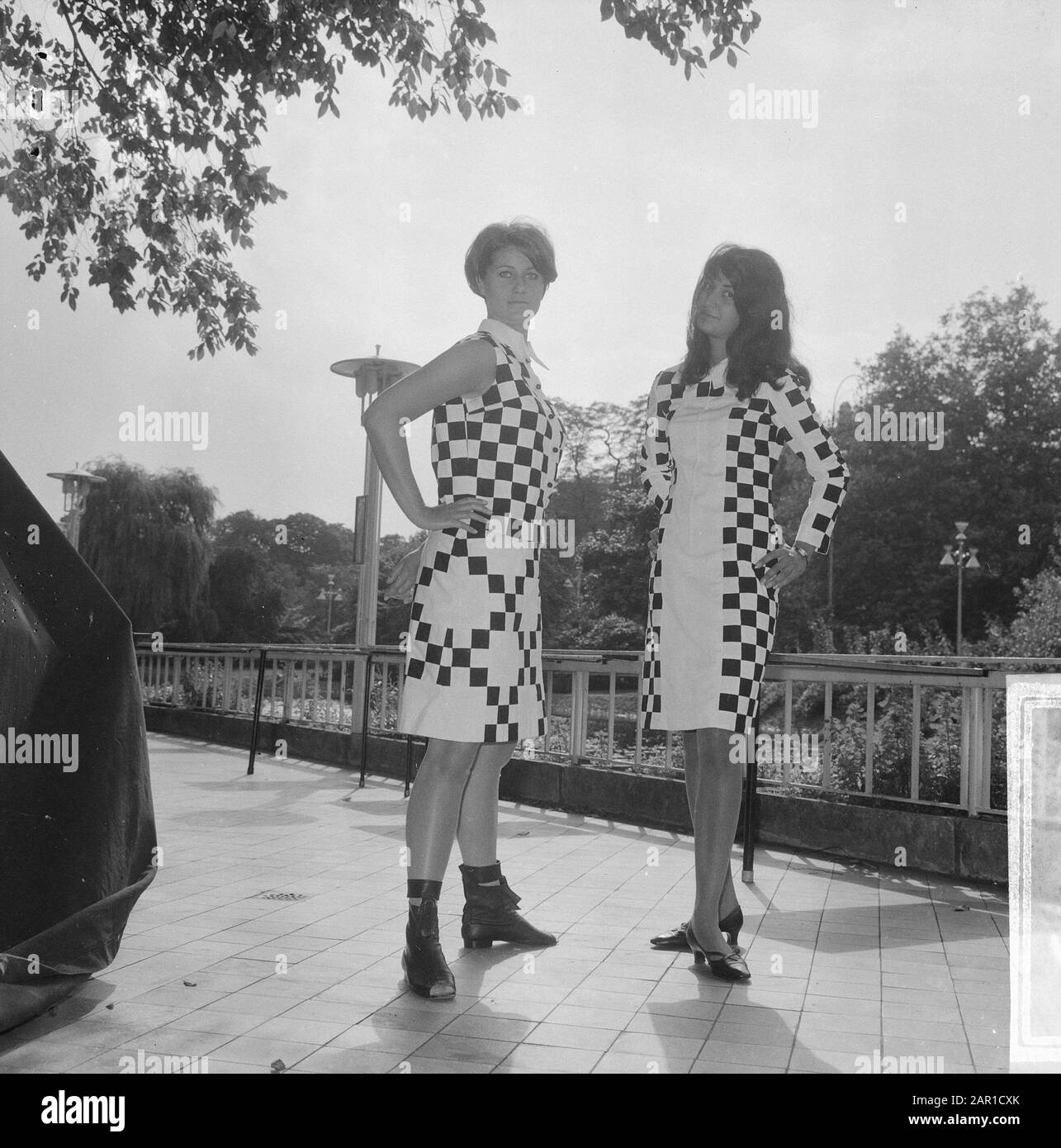 Teenbeat Look 1966, schwarz-weiß kariertes Design von Couturie Henk Wichers Datum: 15. September 1965 Schlagwörter: Mode Stockfoto