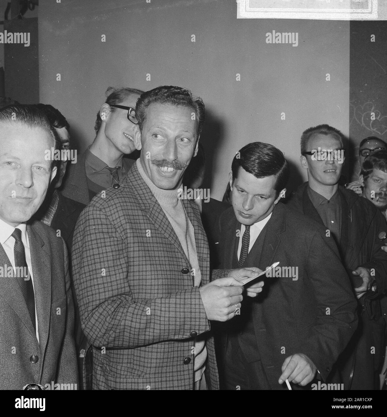 Hans Dukkers kontra schap, Hans Dukkers mit dem anonymen Zahlungsbrief Datum: 15. September 1965 Personenname: Dukers HANS Stockfoto