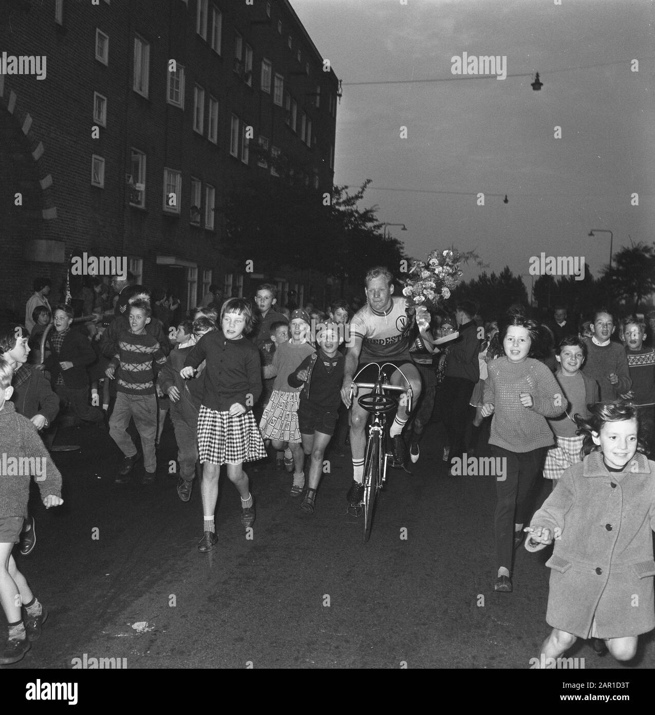 Piet Tesselaar-Gewinner Ronde van het IJsselmeer, Ehrenrunde mit Blumen Anmerkung: Ort: Schalk Burgerstraat Amsterdam Datum: 17. September 1965 Ort: Amsterdam Schlagwörter: Sport, Radsport persönlicher Name: Tesselaar, Piet Stockfoto