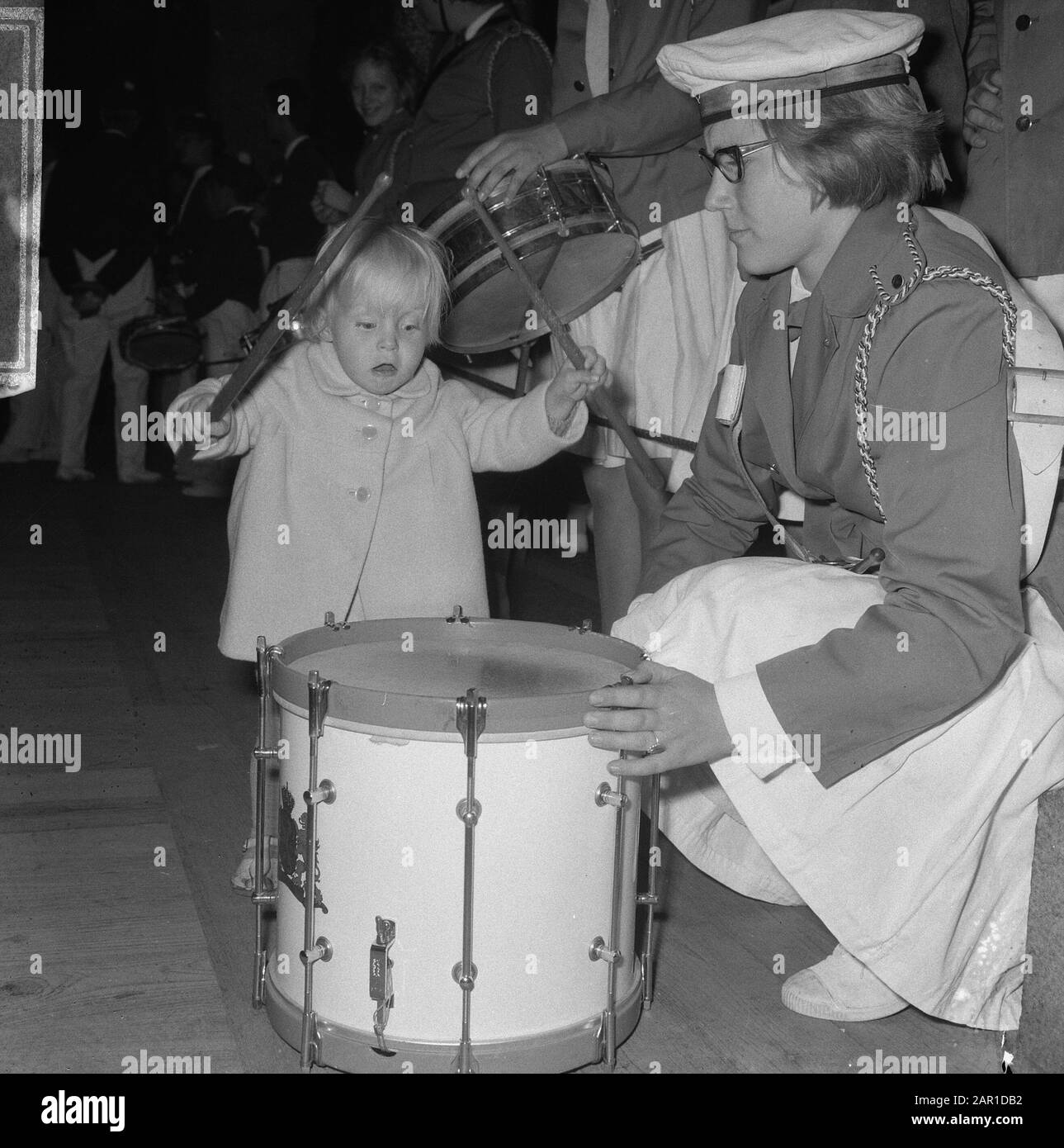 Trommeln an der Börse, ein kleines Schlagzeugtraumen in Aktion Datum: 18. September 1965 Schlagwörter: Messen, Schlagzeug-Personenname: Borse Stockfoto