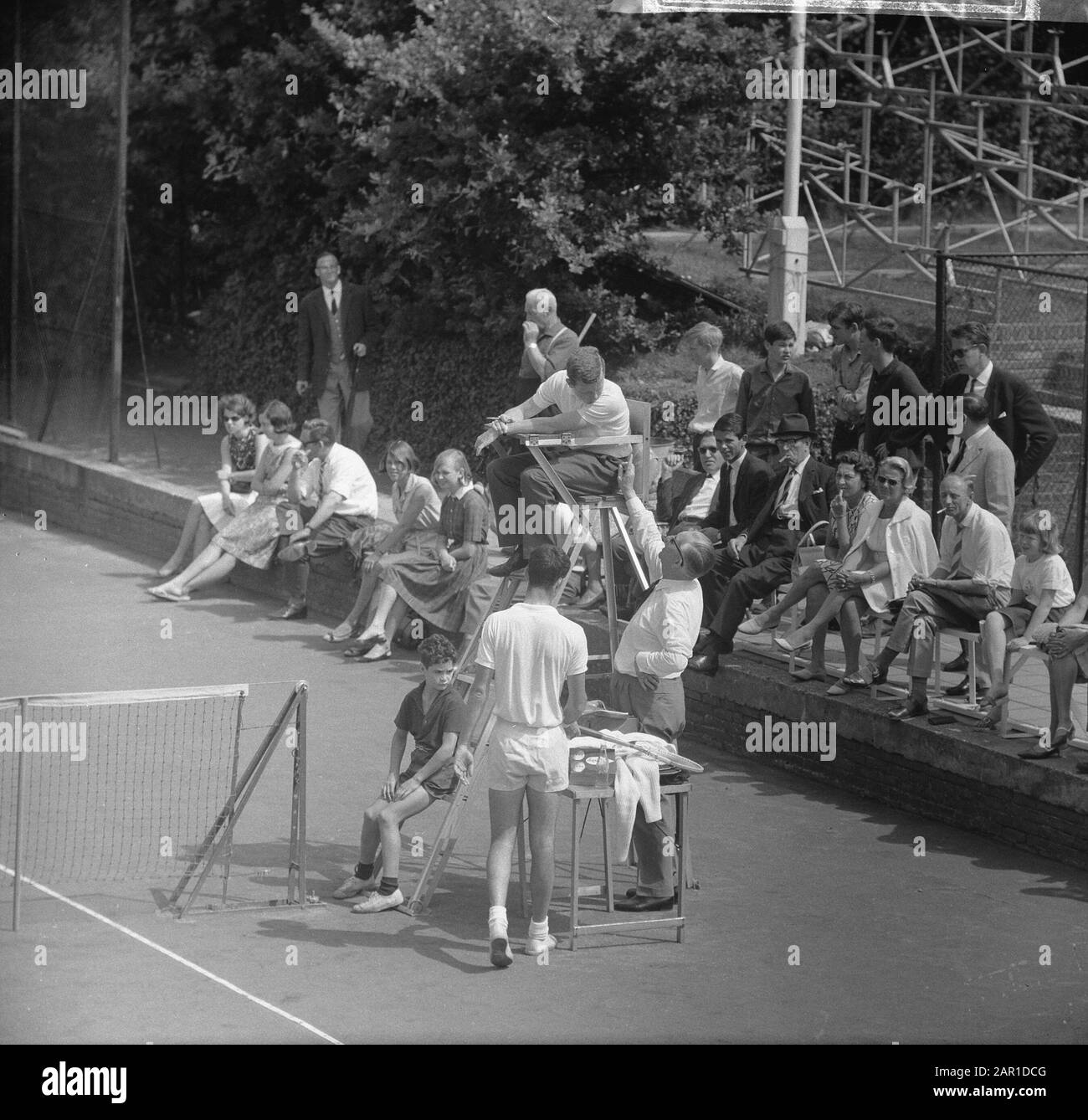 Tennis in Hilversum, dem Hauptschiedsrichter beim Schiedsrichter, darf er nicht mehr führen Datum: 20. Juli 1965 Ort: Hilversum, Leiden, Zuid-Holland Schlüsselwörter: Tennis, Schiedsrichter Stockfoto