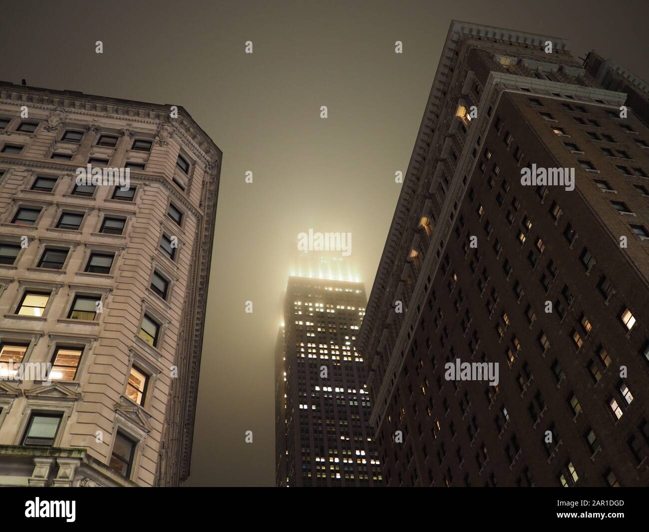 New York, USA - 29. Mai 2019: Das Empire State Building, spät in der Nacht und in einen dichten Nebel gehüllt. Stockfoto