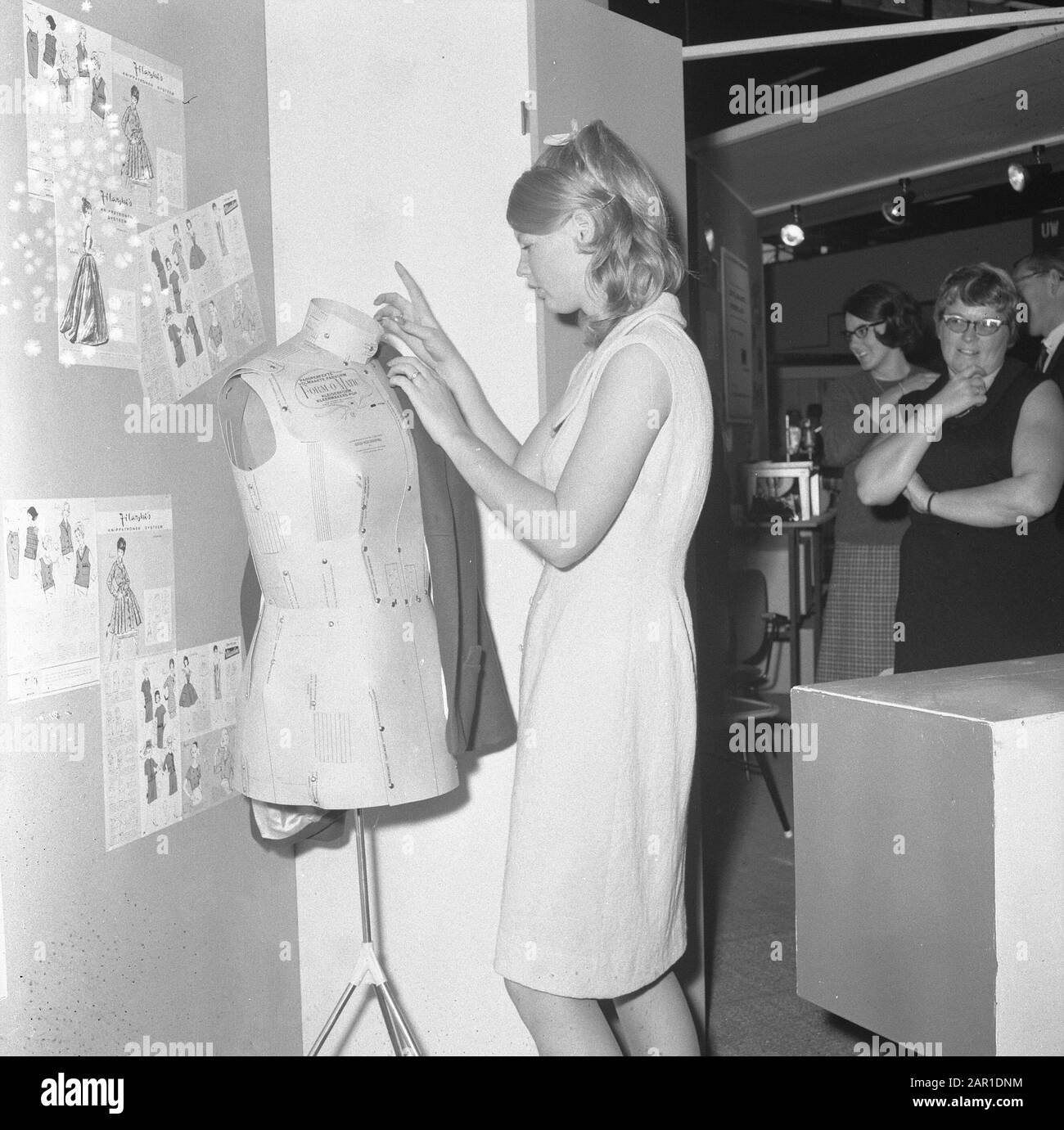 Ausstellung Femina in Ahoy in Rotterdam, ein einstellbares Paspop-Datum: 24. September 1965 Standort: Rotterdam, Zuid-Holland Schlüsselwörter: Ausstellungen persönlicher Name: Femina Institutionenname: Ahoy Stockfoto