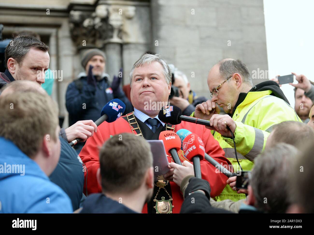 Drogheda Oberbürgermeister Paul Bell sprach während einer Kundgebung in Drogheda, Co. Louth, um Widerstand gegen die drogenbedingte Gewalt in der Stadt zu äußern. Stockfoto