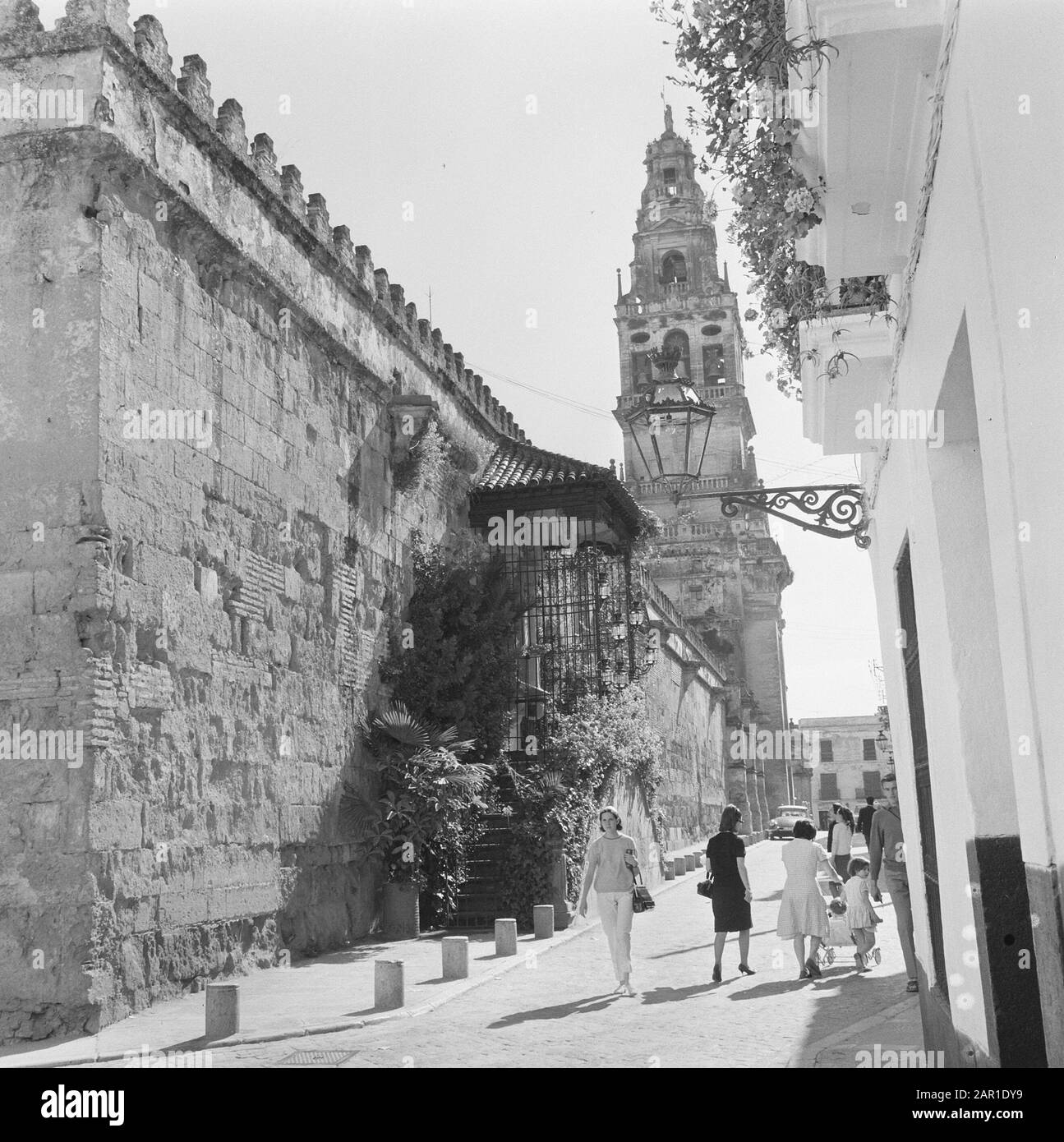 Spanien, Cordoba, Straße entlang der Moschee Datum: 27. Juli 1965 Ort: Spanien Schlüsselwörter: Moscheen Stockfoto