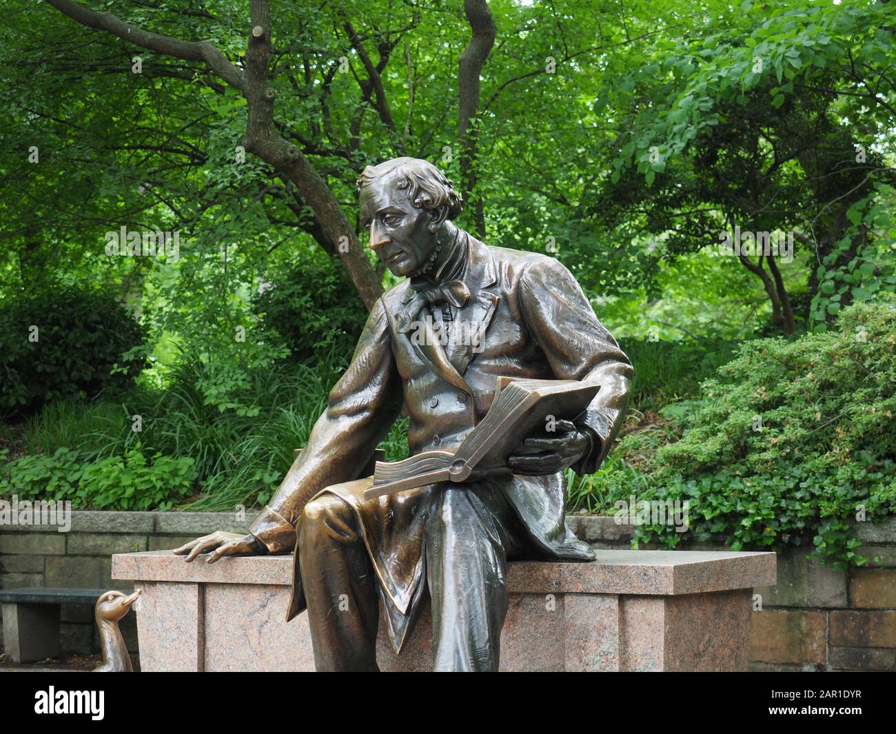 New York, USA - 30. Mai 2019: Bild des Hans-Christian-Andersen-Denkmals im Central Park, New York. Stockfoto