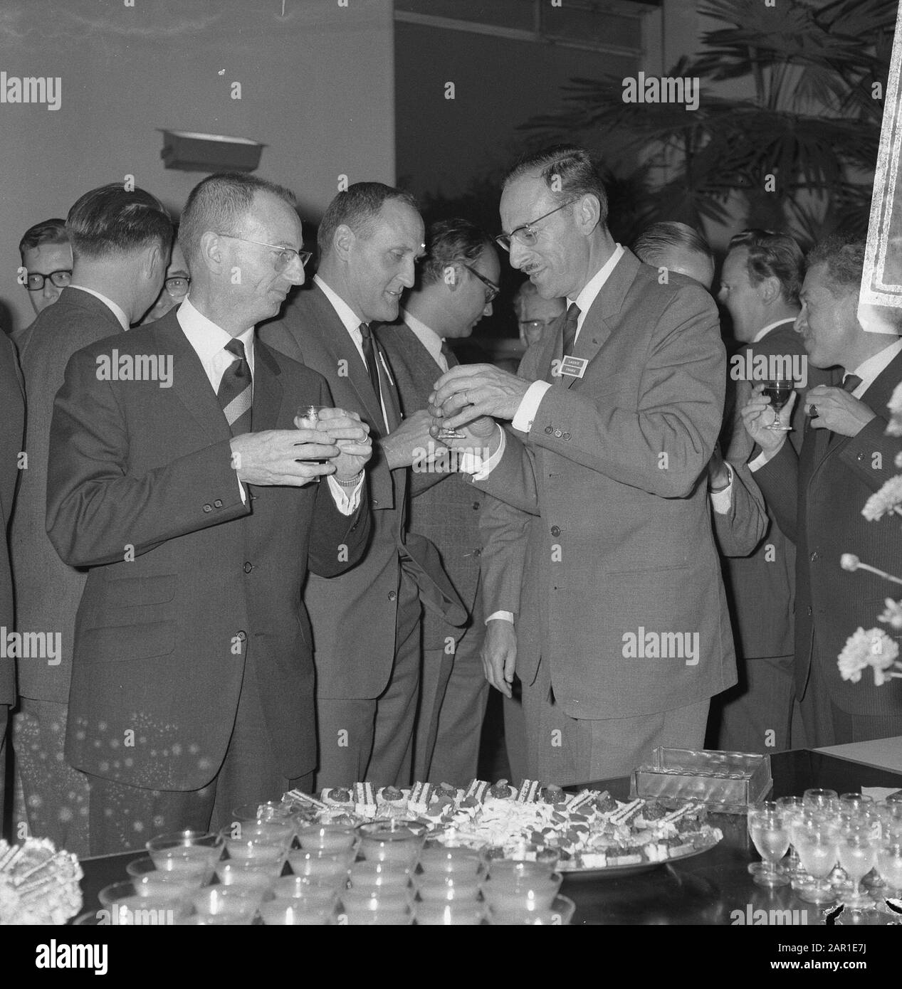 Abtretung Rijkspostspaarbank Datum: 30. September 1965 Stichwörter: Banks Institutionenname: Rijkspostspaarbank Stockfoto