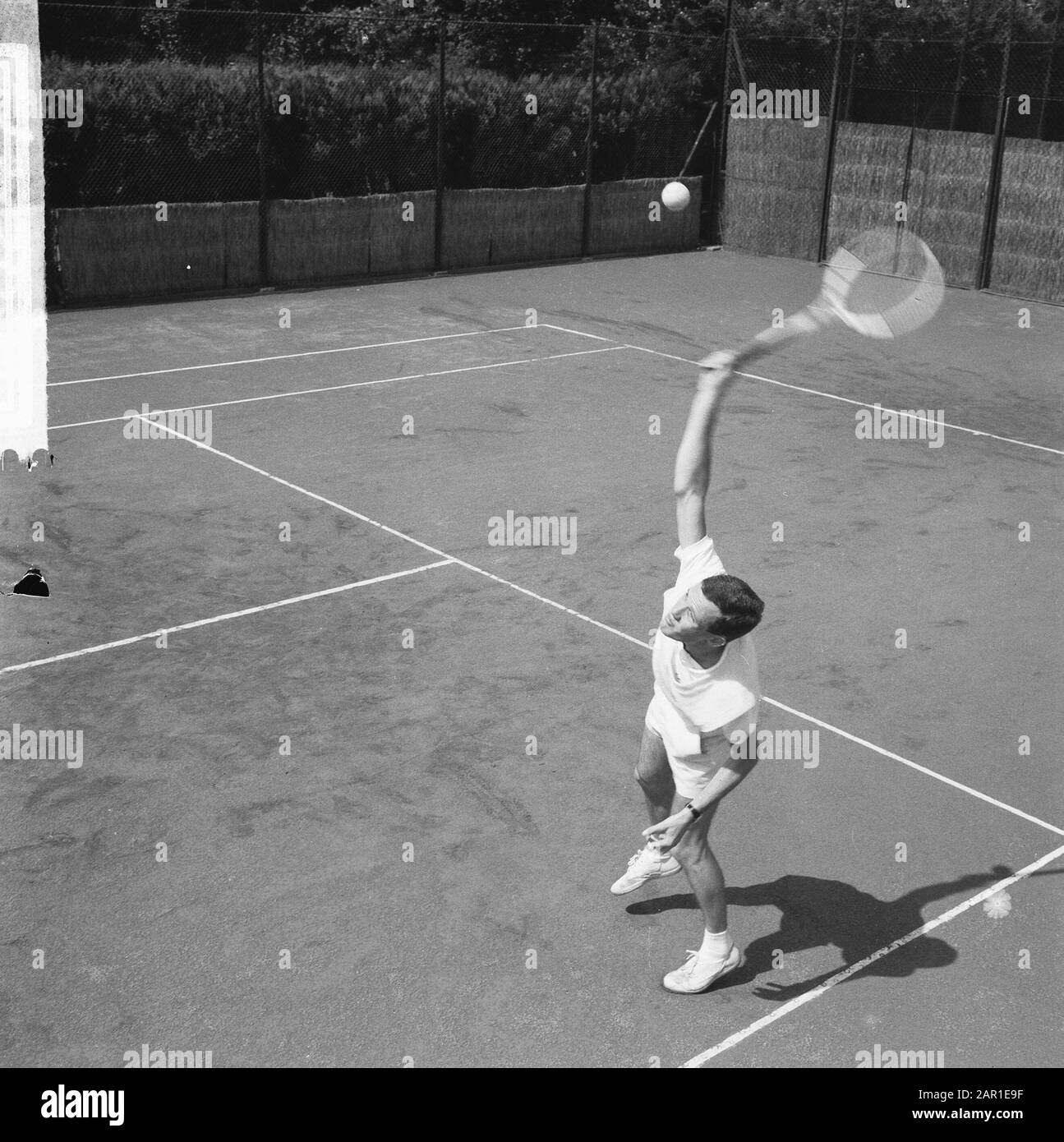 Tennis in Santpoort, Tom Okker in Aktion Datum: 30. Juli 1965 Ort: Santpoort Schlüsselwörter: Tennisname: Okker, Tom Stockfoto