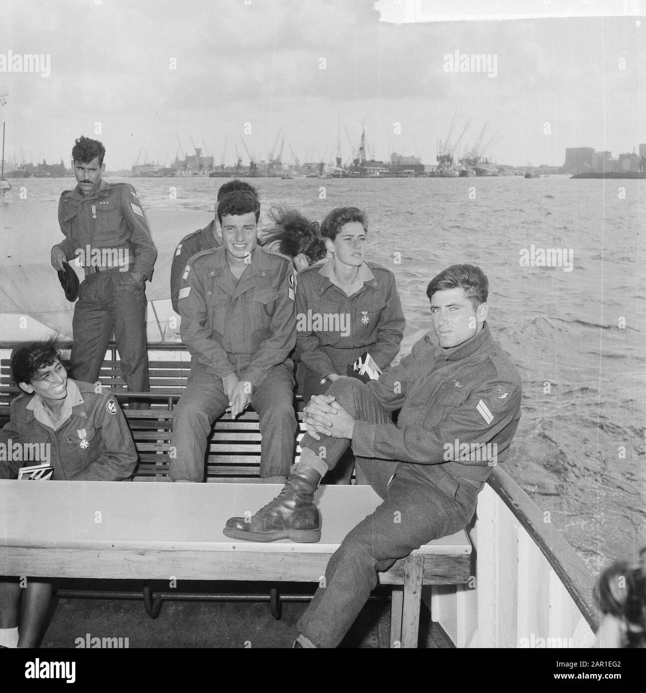 Neunzig weibliche und männliche Soldaten aus Israel machen eine Bootstour durch den Hafen von Rotterdam Datum: 2. August 1965 Ort: Rotterdam, Süd-Holland Schlüsselwörter: MILITAIREN, Häfen, Kreuzfahrten Stockfoto