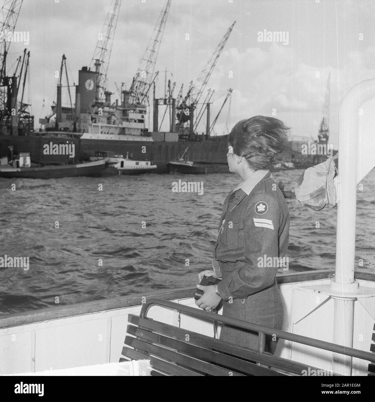 Neunzig weibliche und männliche Soldaten aus Israel machen eine Bootstour durch den Hafen von Rotterdam Datum: 2. August 1965 Ort: Rotterdam, Süd-Holland Schlüsselwörter: MILITAIREN, Häfen, Kreuzfahrten Stockfoto