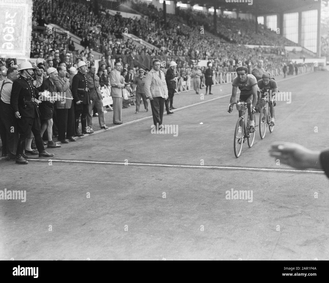 Tour de France, 2. Etappe Reims Brüssel. Ziel, Roger Lambrecht (Belgien) und Jacques Marinelli (Frankreich) Datum: 1. Juli 1949 Standort: Belgien, Brüssel Schlüsselwörter: Sport, Radsport persönlicher Name: Lambrecht Roger, Marinelli Jacques Stockfoto