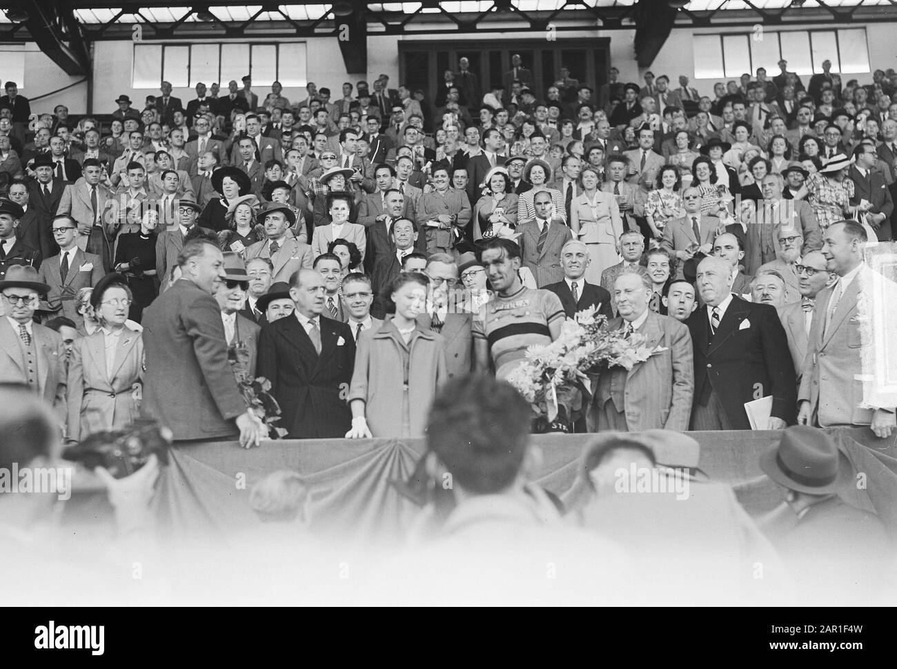 Tour de France, 2. Etappe Reims Brüssel. Ziel, Sieger Roger Lambrecht (Belgien) auf der Tribüne Datum: 1. Juli 1949 Ort: Belgien, Brüssel Stichwörter: Sport, Radsport persönlicher Name: Lambrecht Roger Stockfoto