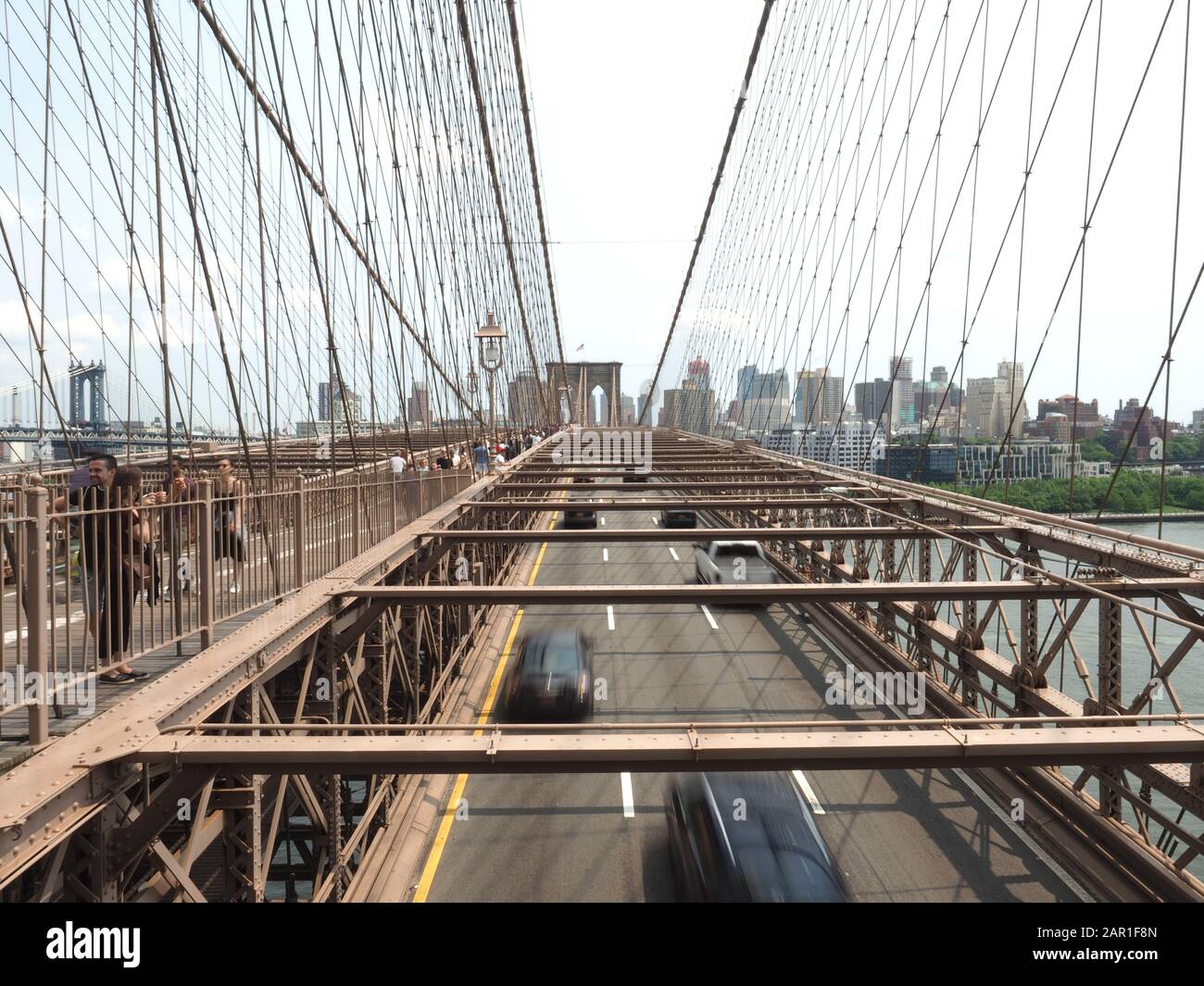 New York, USA - 31. Mai 2019: Aufnahme auf der Brooklyn Bridge mit verschwommenen Autos durch den langsamen Verschluss der Kamera . Stockfoto