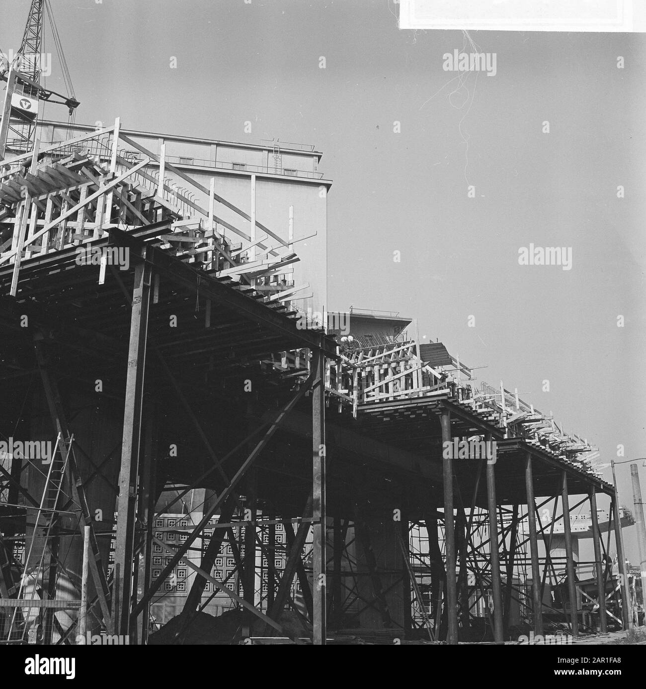 Bau der U-Bahn in Rotterdam; oberirdischer Abschnitt auf den Metros der südlichen Maas, öffentliche Verkehrsmittel, Bauaktivitäten Datum: 11. Oktober 1965 Standort: Rotterdam, Zuid-Holland Schlagwörter: Bauaktivitäten, U-Bahnen, öffentliche Verkehrsmittel Stockfoto