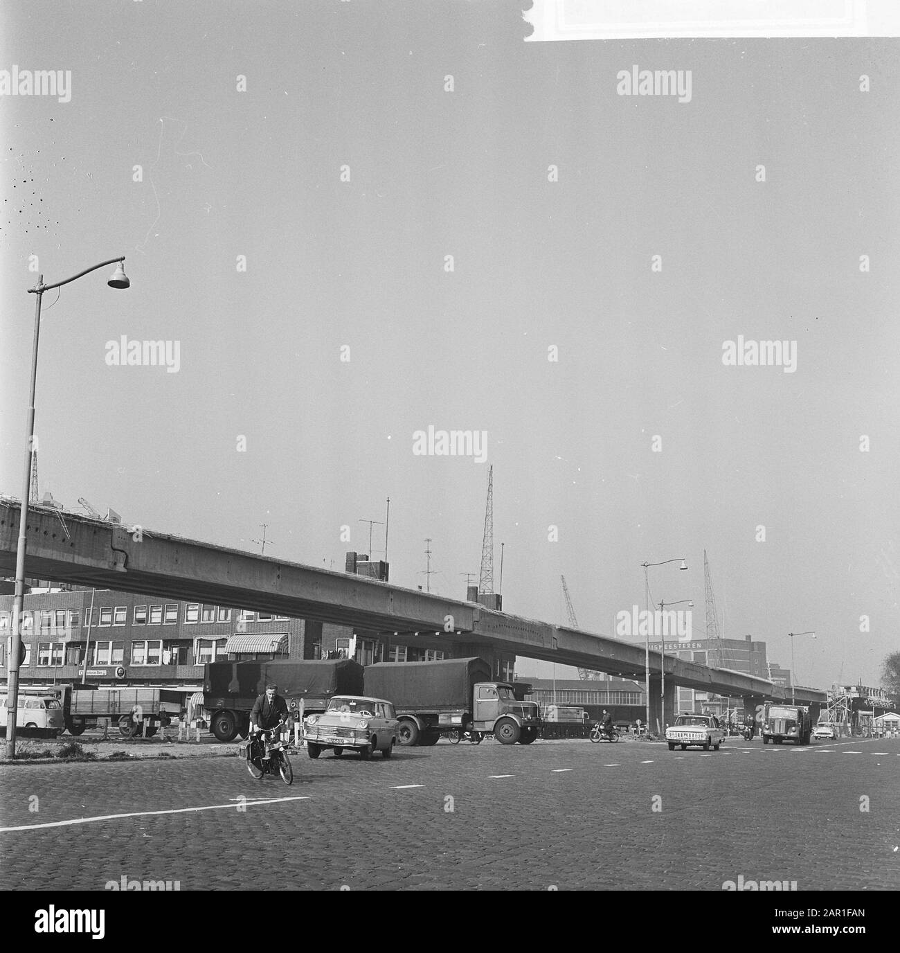 Bau der U-Bahn in Rotterdam; oberirdischer Abschnitt auf den Metros der südlichen Maas, öffentliche Verkehrsmittel, Bauaktivitäten Datum: 11. Oktober 1965 Standort: Rotterdam, Zuid-Holland Schlagwörter: Bauaktivitäten, U-Bahnen, öffentliche Verkehrsmittel Stockfoto