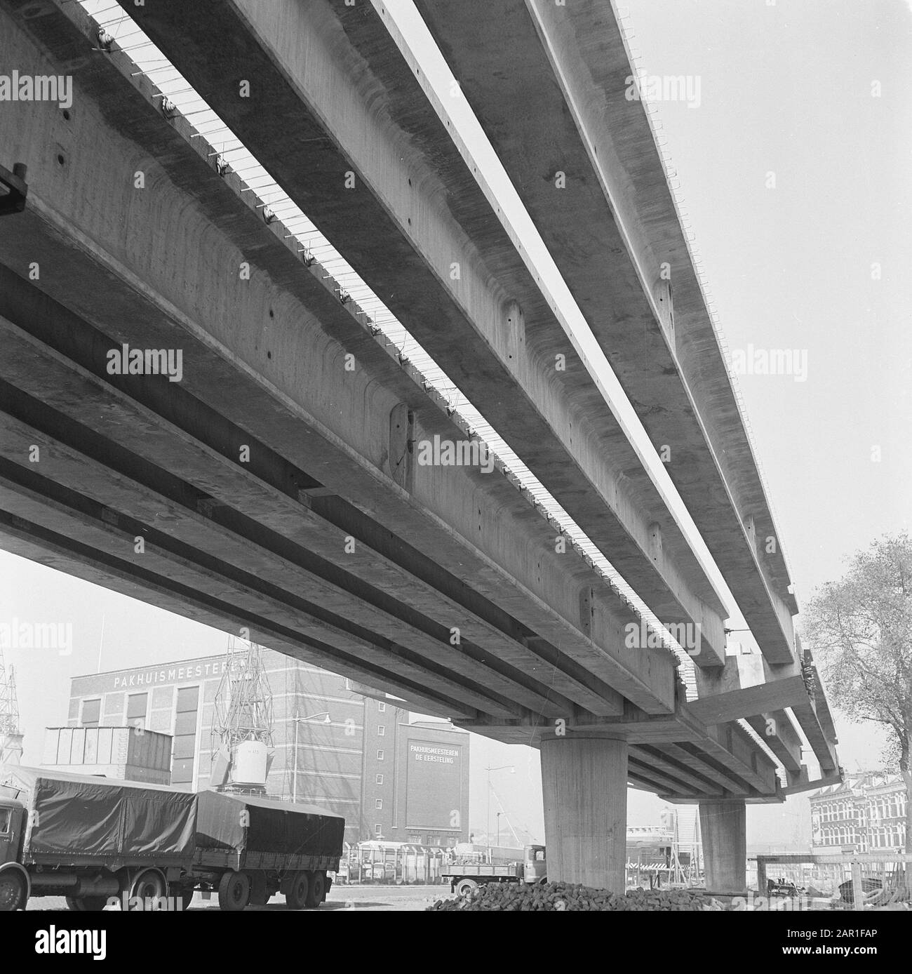 Bau der U-Bahn in Rotterdam; oberirdischer Abschnitt auf den Metros der südlichen Maas, öffentliche Verkehrsmittel, Bauaktivitäten Datum: 11. Oktober 1965 Standort: Rotterdam, Zuid-Holland Schlagwörter: Bauaktivitäten, U-Bahnen, öffentliche Verkehrsmittel Stockfoto