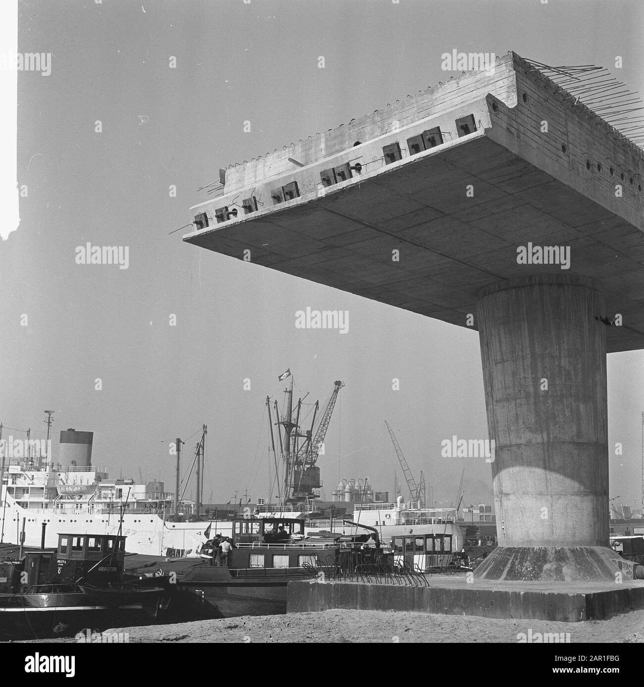 Bau der U-Bahn in Rotterdam; oberirdischer Abschnitt auf den Metros der südlichen Maas, öffentliche Verkehrsmittel, Bauaktivitäten Datum: 11. Oktober 1965 Standort: Rotterdam, Zuid-Holland Schlagwörter: Bauaktivitäten, U-Bahnen, öffentliche Verkehrsmittel Stockfoto