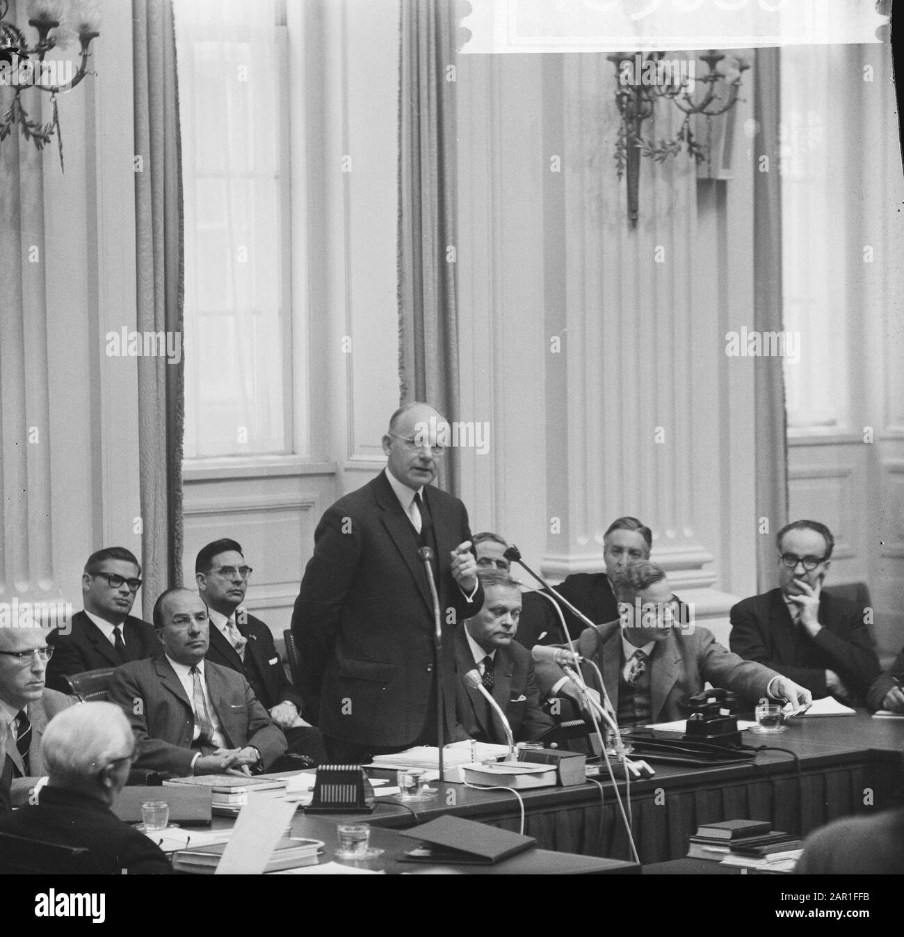 Allgemeine Politische Überlegungen im Repräsentantenhaus in den Haag Minister Vondeling bei einer kurzen Präsentation Datum: 13. Oktober 1965 Ort: Den Haag, Zuid-Holland Schlüsselwörter: Minister, Parlamentsdebatten, Politik, Regierungen, Reden persönlicher Name: Vondeling, Anne Stockfoto