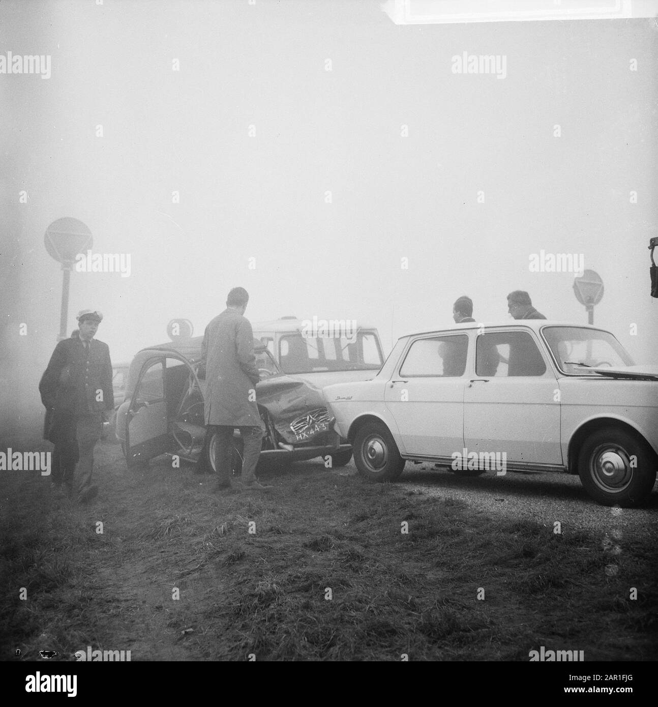 Kettenzusammenstoß aufgrund von Nebel, vermutlich auf der Autobahn Utrecht-Amsterdam, Die Auf den Kranwagen wartet Datum: 14. Oktober 1965 Schlagwörter: Nebel, Verkehrsunfälle, Straßenwärter, Wracks Stockfoto