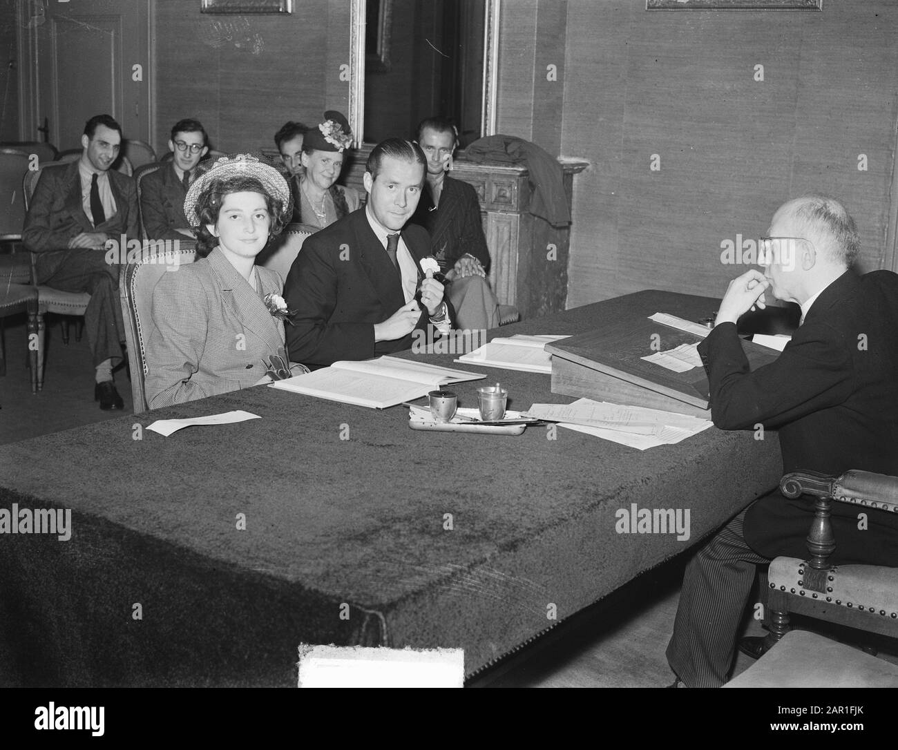 Ehe herr Behrens, brautpaar für Beamten Datum: 7. Juli 1949 Stichwörter: Beamte, Neuvermählte, Ehen Personenname: Behrens Stockfoto