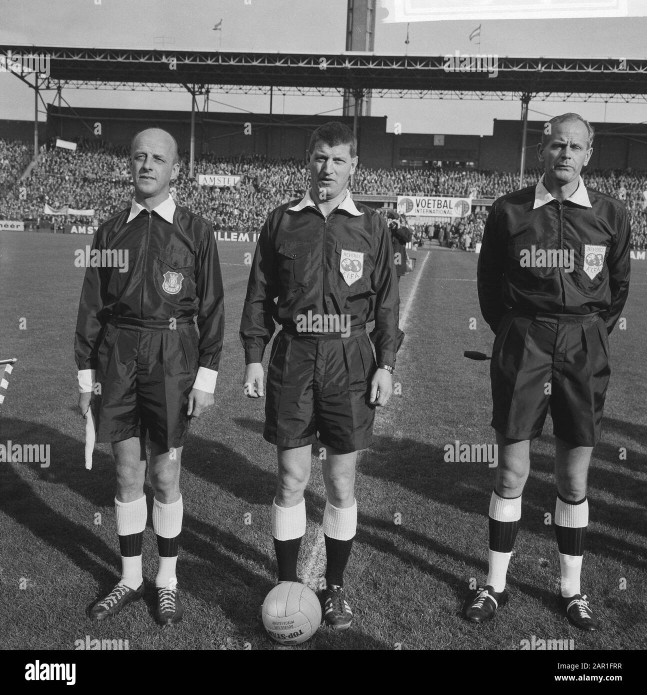 Fußballspiel Netherlands-Schweiz in Amsterdam: 0-0 Schiedsrichter mit Grenzrichter Datum: 17. Oktober 1965 Ort: Amsterdam, Noord-Holland Schlagwörter: Schiedsrichter, Sport, Stadien, Fußball Stockfoto