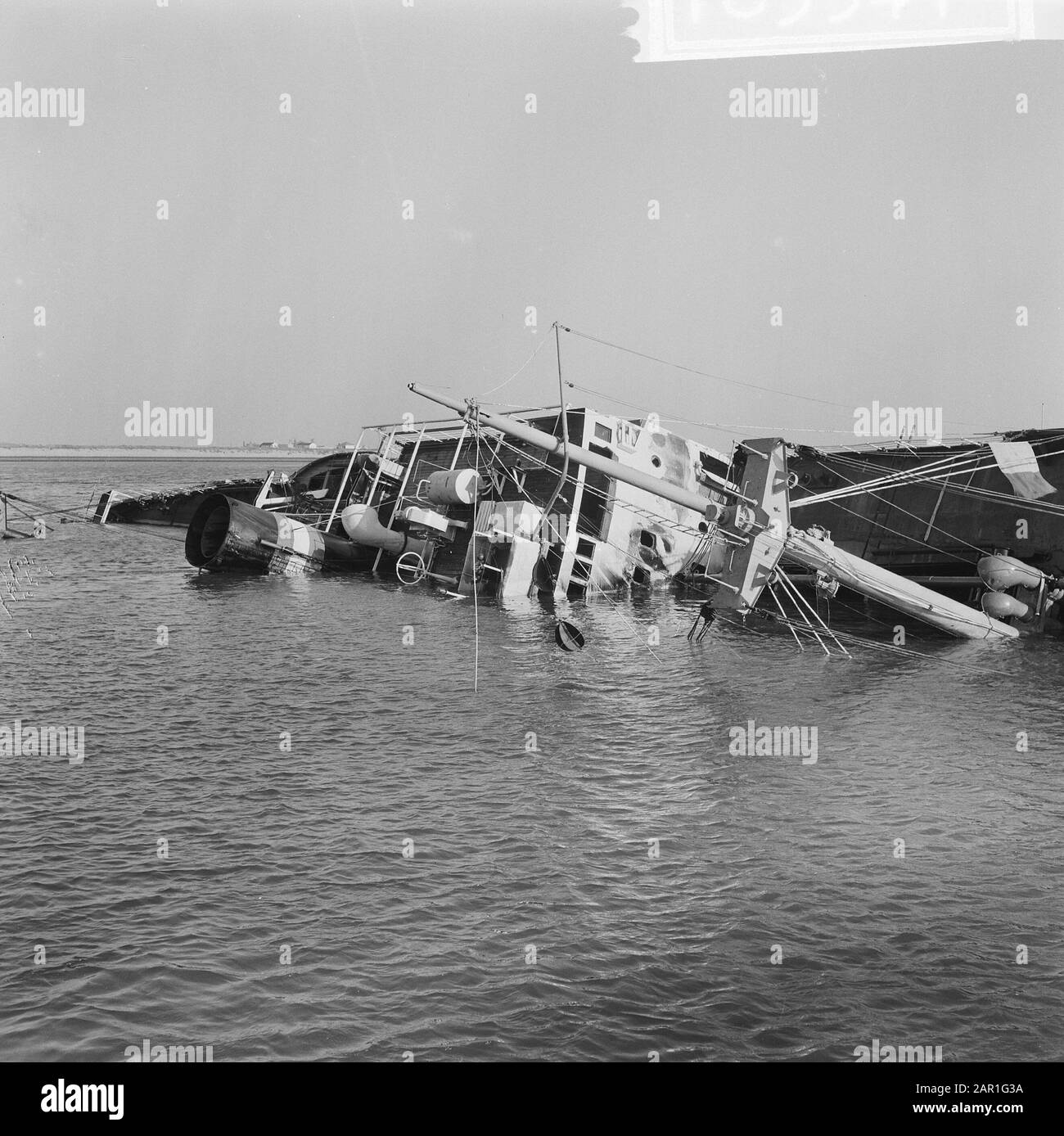 Lagerung des Großschiffs Akti in Europoort, Rotterdam Der kenterte Frachter Datum: 19. Oktober 1965 Standort: Rotterdam, Zuid-Holland Schlagwörter: Schiffsunfälle, Frachtschiffe, Versand Stockfoto