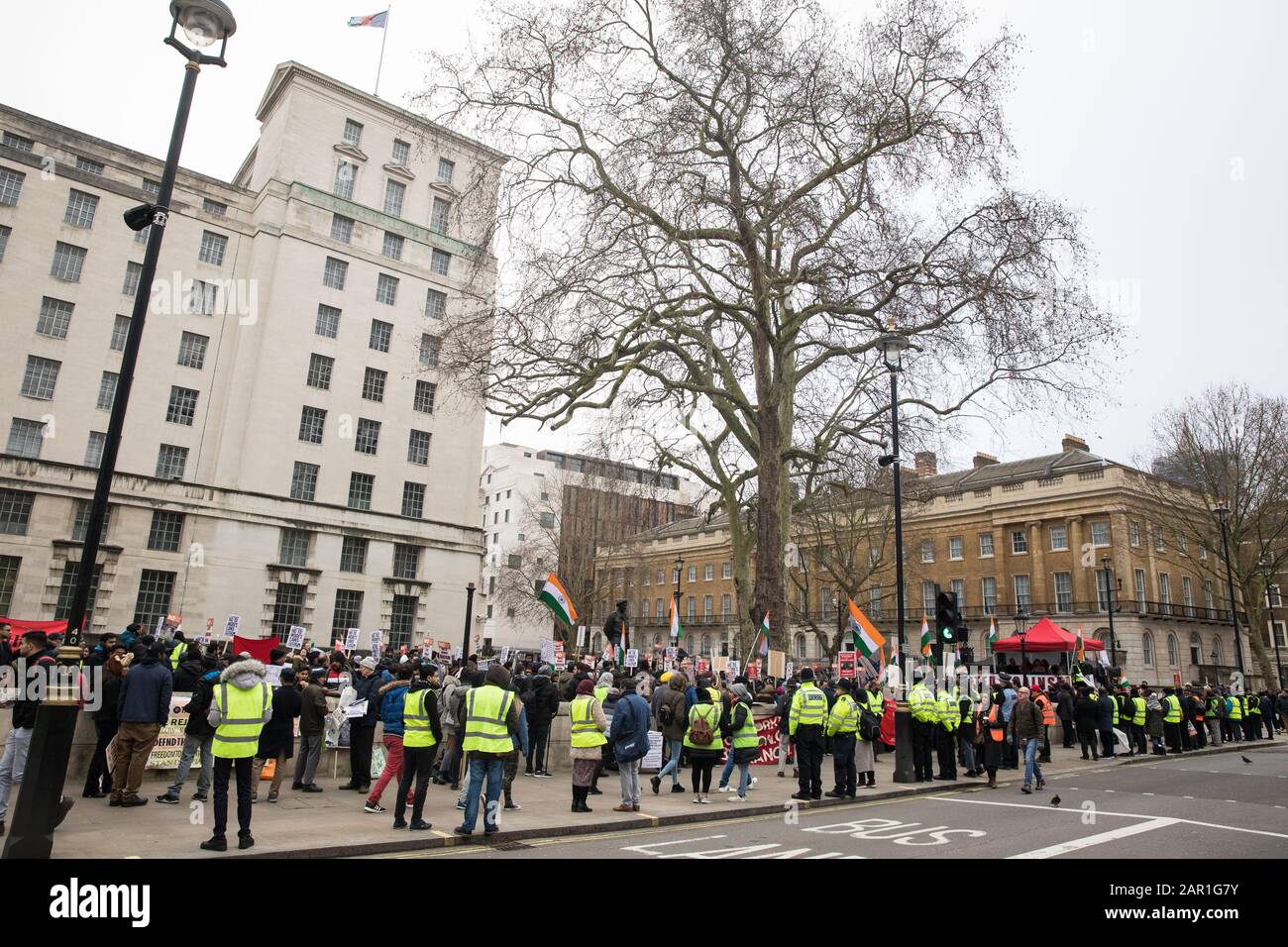 London, Großbritannien. Januar 2020. Hunderte von Menschen protestieren gegenüber der Downing Street gegen die Regierung von Narendra Modi im Rahmen einer "nationalen Demonstration gegen den Faschismus in Indien", die von Gruppen organisiert wird, darunter South Asia Solidarity Group, Tamil People in Großbritannien, Kashmir Solidarity Movement, Indian Workers Association (GB) und Indian Muslim Federation (UK). Credit: Mark Kerrison/Alamy Live News Stockfoto