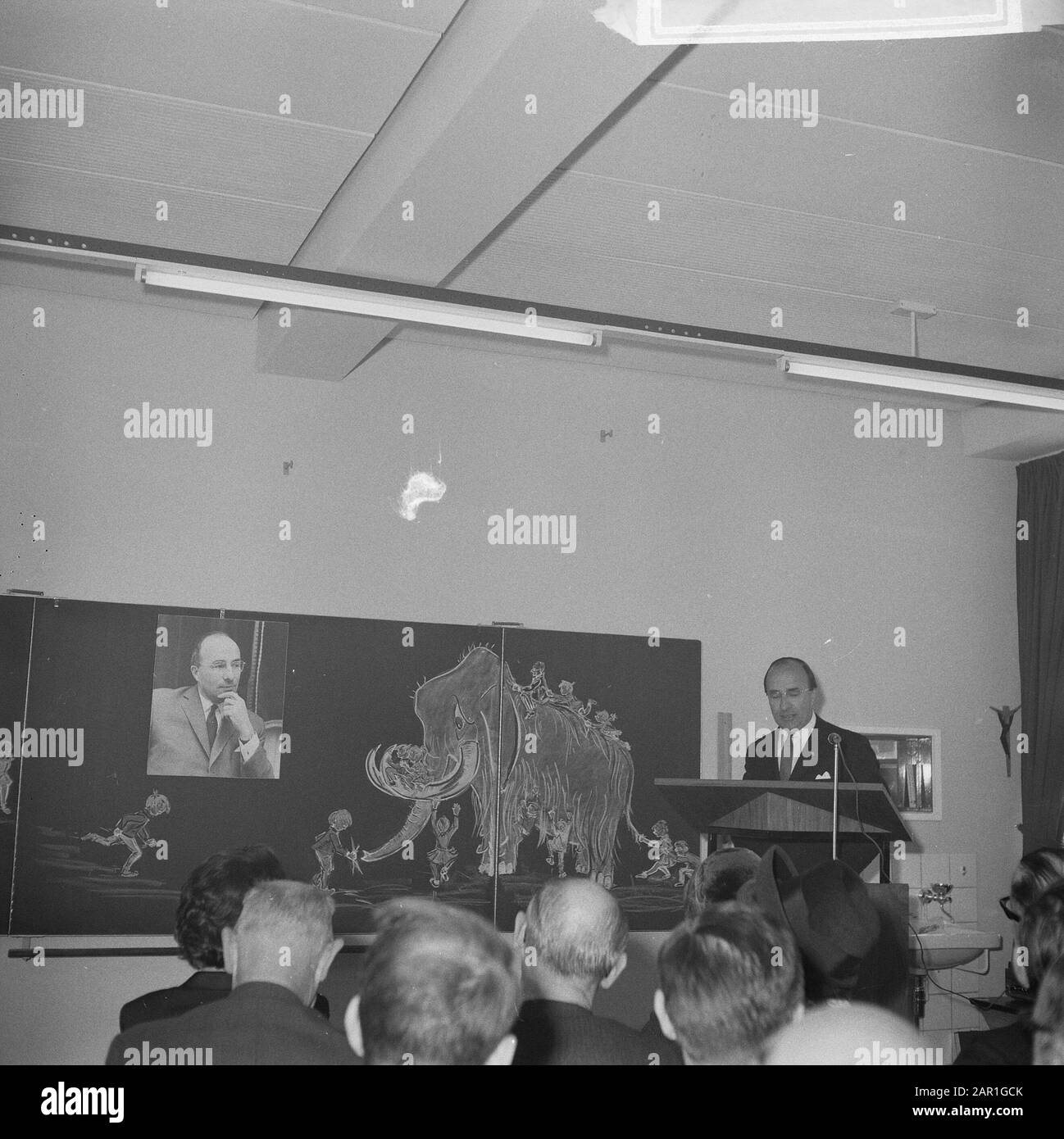 Ministerpräsident Cals während der Eröffnung der Mr. Calsschool in Rotterdam-Premierminister Cals während einer Rede. An der Wand hängt eine Tafel, auf der ein Mammut (wahrscheinlich im Zusammenhang mit dem Mammoet Act) gezogen ist Datum: 27. Oktober 1965 Ort: Rotterdam, Zuid-Holland Schlüsselwörter: Minister-Präsidenten, Eröffnungen, Schulen, Zeichnungen, Reden persönlicher Name: CALs, Jo Stockfoto