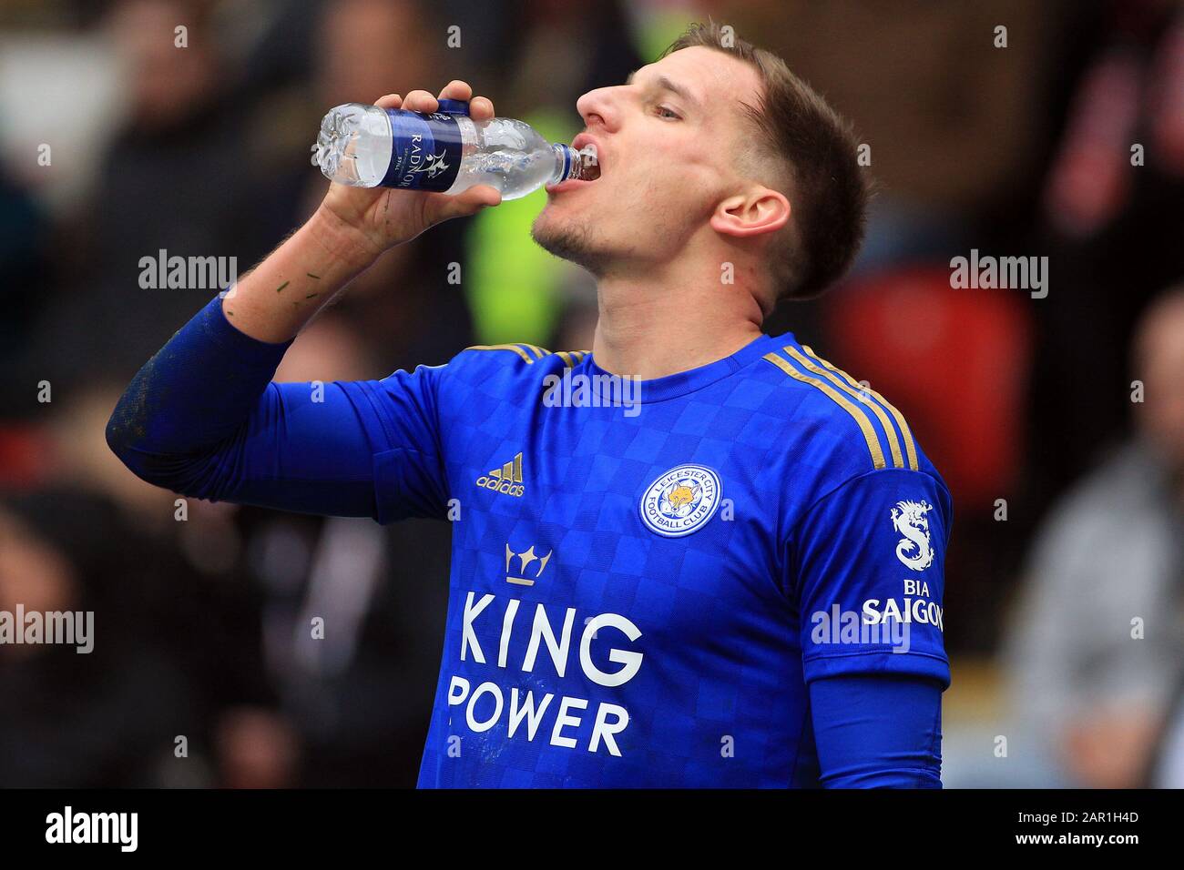 London, Großbritannien. Januar 2020. Marc Albrighton von Leicester City trinkt während des Spiels Wasser. The Emirates FA Cup, 4th Round Match, Brentford V Leicester City im Griffin Park Stadium in London am Samstag, 25. Januar 2020. Dieses Bild darf nur für redaktionelle Zwecke verwendet werden. Nur redaktionelle Nutzung, Lizenz für kommerzielle Nutzung erforderlich. Keine Verwendung bei Wetten, Spielen oder einer einzelnen Club-/Liga-/Spielerpublikationen. PIC von Steffan Bowen/Andrew Orchard Sportfotografie/Alamy Live News Credit: Andrew Orchard Sportfotografie/Alamy Live News Stockfoto