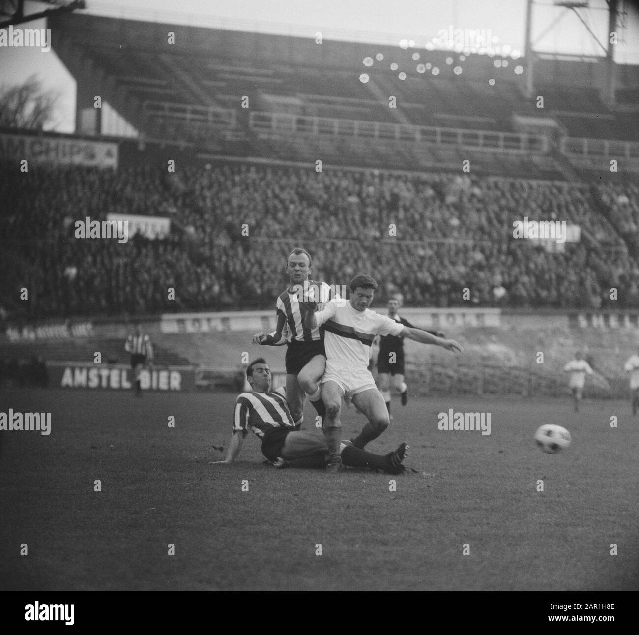 Fußballspiel DWS gegen PSV in Amsterdam: 2-2; Spielmoment Datum: 28. November 1965 Ort: Amsterdam, Noord-Holland Schlagwörter: Sport, Fußball, Fussball, Fussball Spieler Institution Name: PSV Stockfoto
