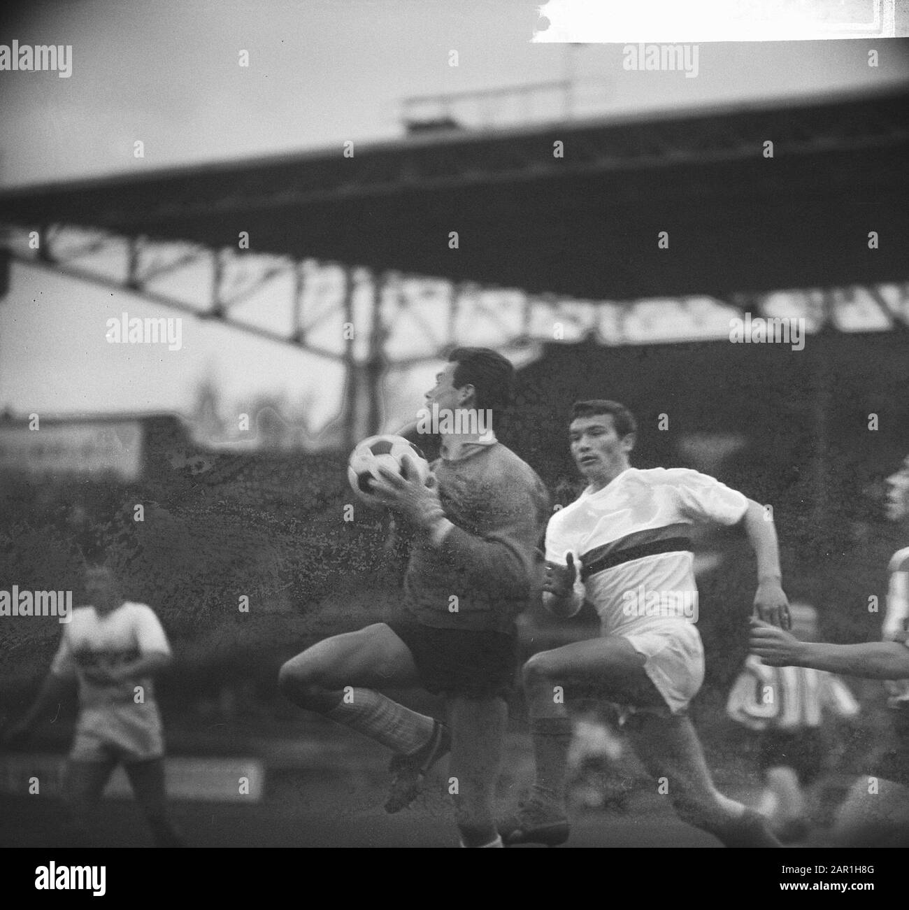 Fußballspiel DWS gegen PSV in Amsterdam: 2-2; Spielmoment Datum: 28. November 1965 Ort: Amsterdam, Noord-Holland Schlagwörter: Sport, Fußball, Fussball, Fussball Spieler Institution Name: PSV Stockfoto