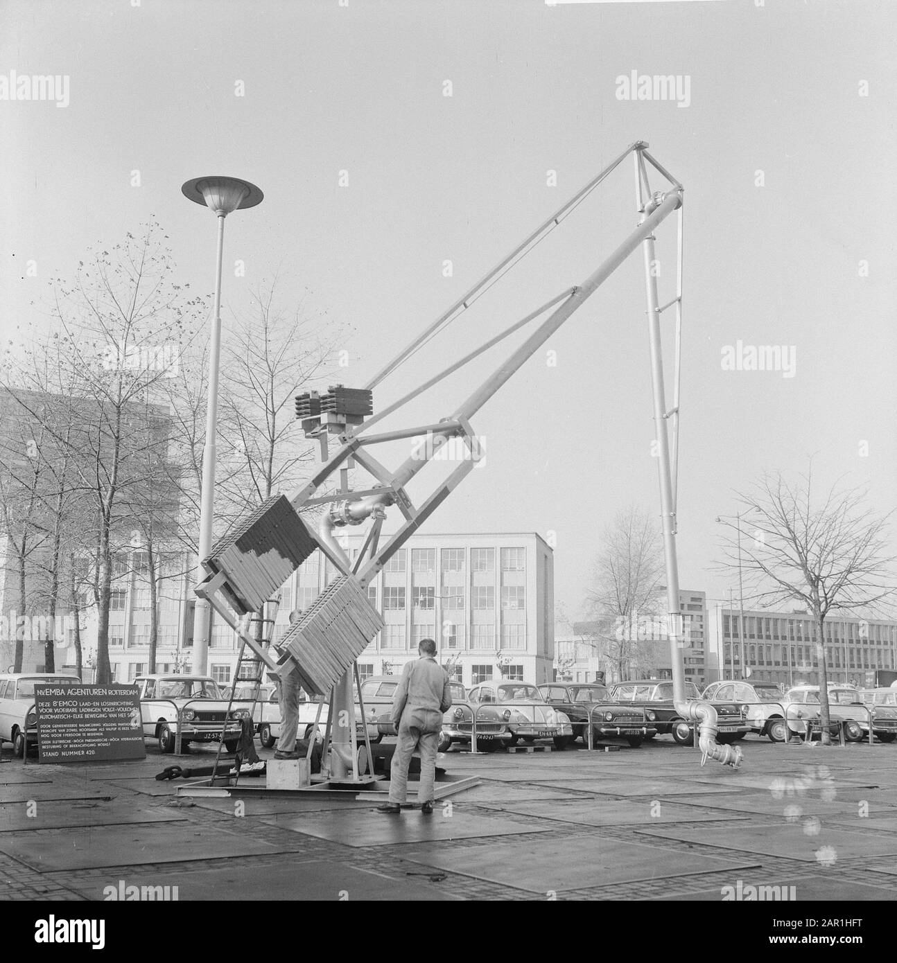 Europoort 65 in Rotterdam, internationale Ausstellung für Schiffbau, Schiffsmotoren und Hafenausrüstungen Mann, der ein Lade- und Entladegerät für Flüssigladung vorführt Datum: 8. November 1965 Standort: Rotterdam, Zuid-Holland Schlagwörter: Demonstrationen, Kräne, Ausstellungen Stockfoto